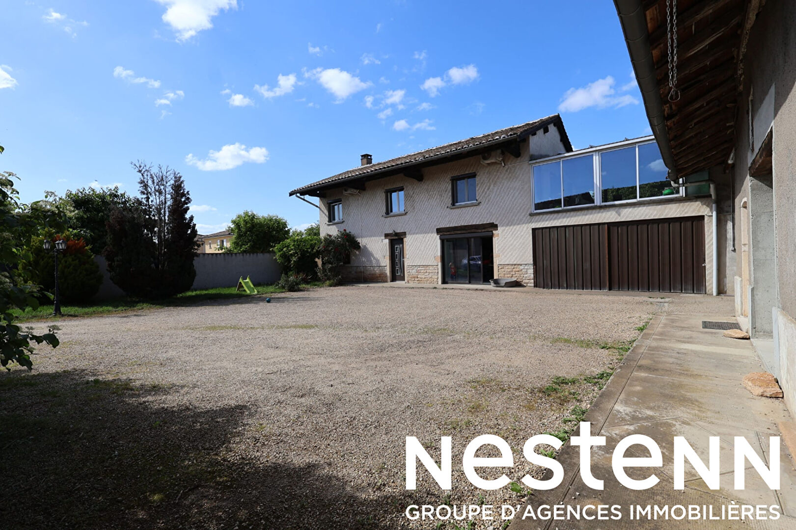 EXCLUSIVITÉ ! Ensemble immobilier : 2 maisons sur 1 500 m² de terrain clos au centre de FEILLENS + Dépendances