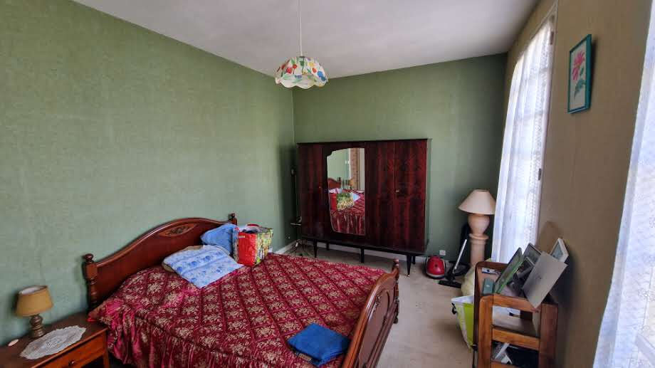 Photo **Maison de ville en pierres à rénover avec cour couverte ? Emplacement idéal et beau potentiel** image 4/6