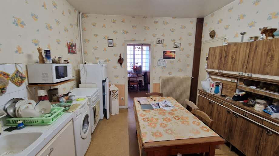 Photo **Maison de ville en pierres à rénover avec cour couverte ? Emplacement idéal et beau potentiel** image 5/6