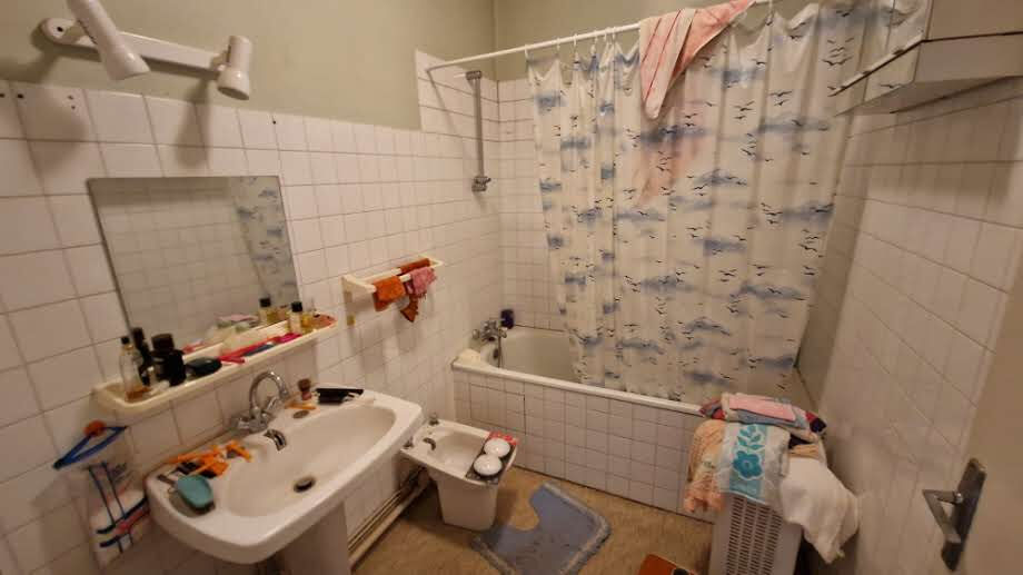 Photo **Maison de ville en pierres à rénover avec cour couverte ? Emplacement idéal et beau potentiel** image 6/6