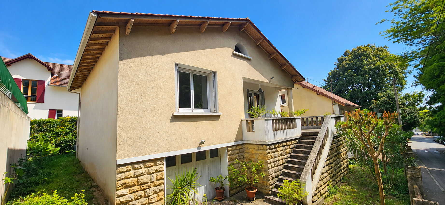 Maison de ville avec jardin, grand garage et beau potentiel !