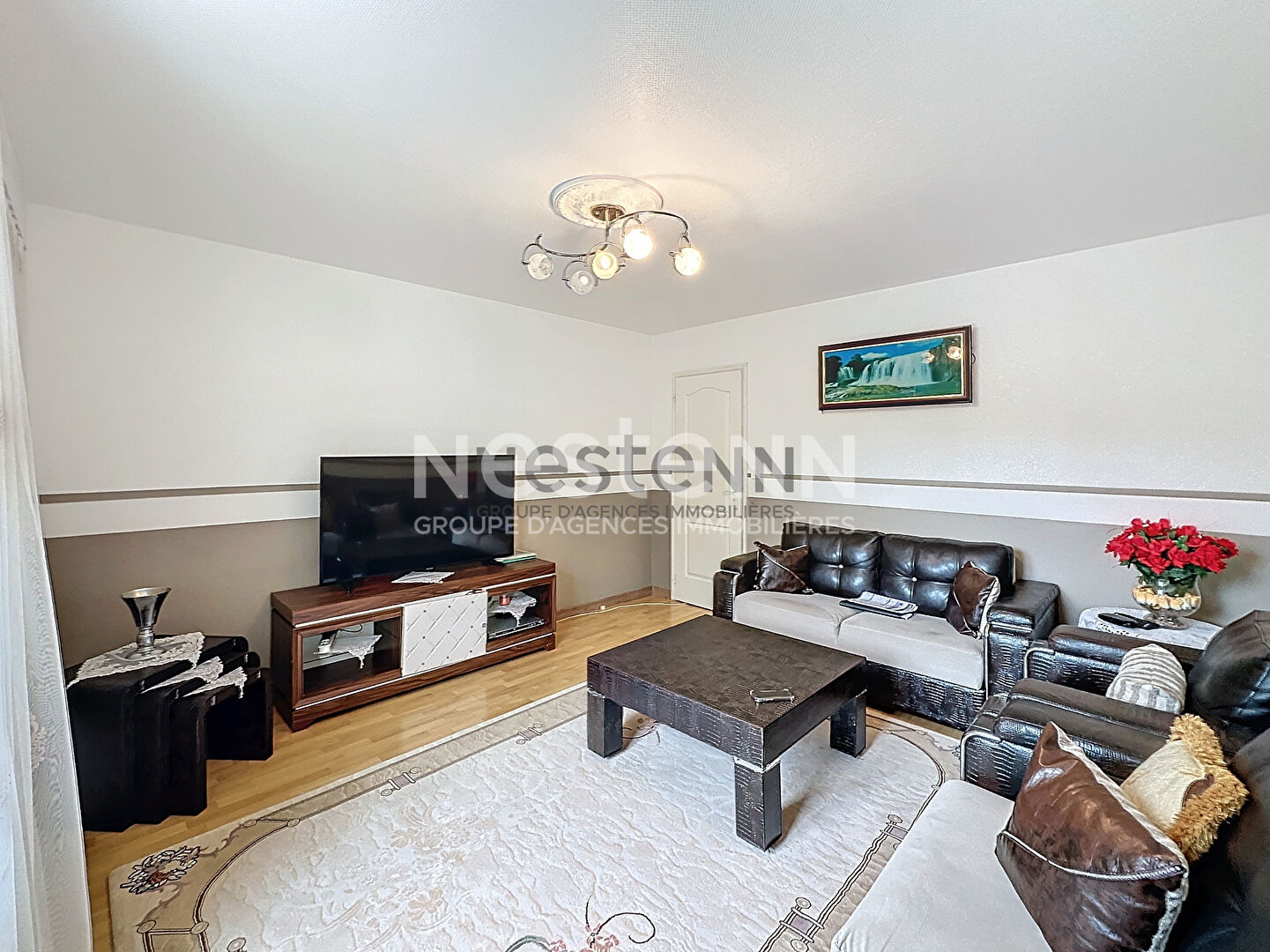 Photo Découvrez cette maison clé en main de 213 m² à Blois, avec 5 chambres, 2 salles d'eau, séjour lumineux et terrain de 961 m². Quartier calme, proche écoles et commerces. À saisir rapidement ! image 3/6