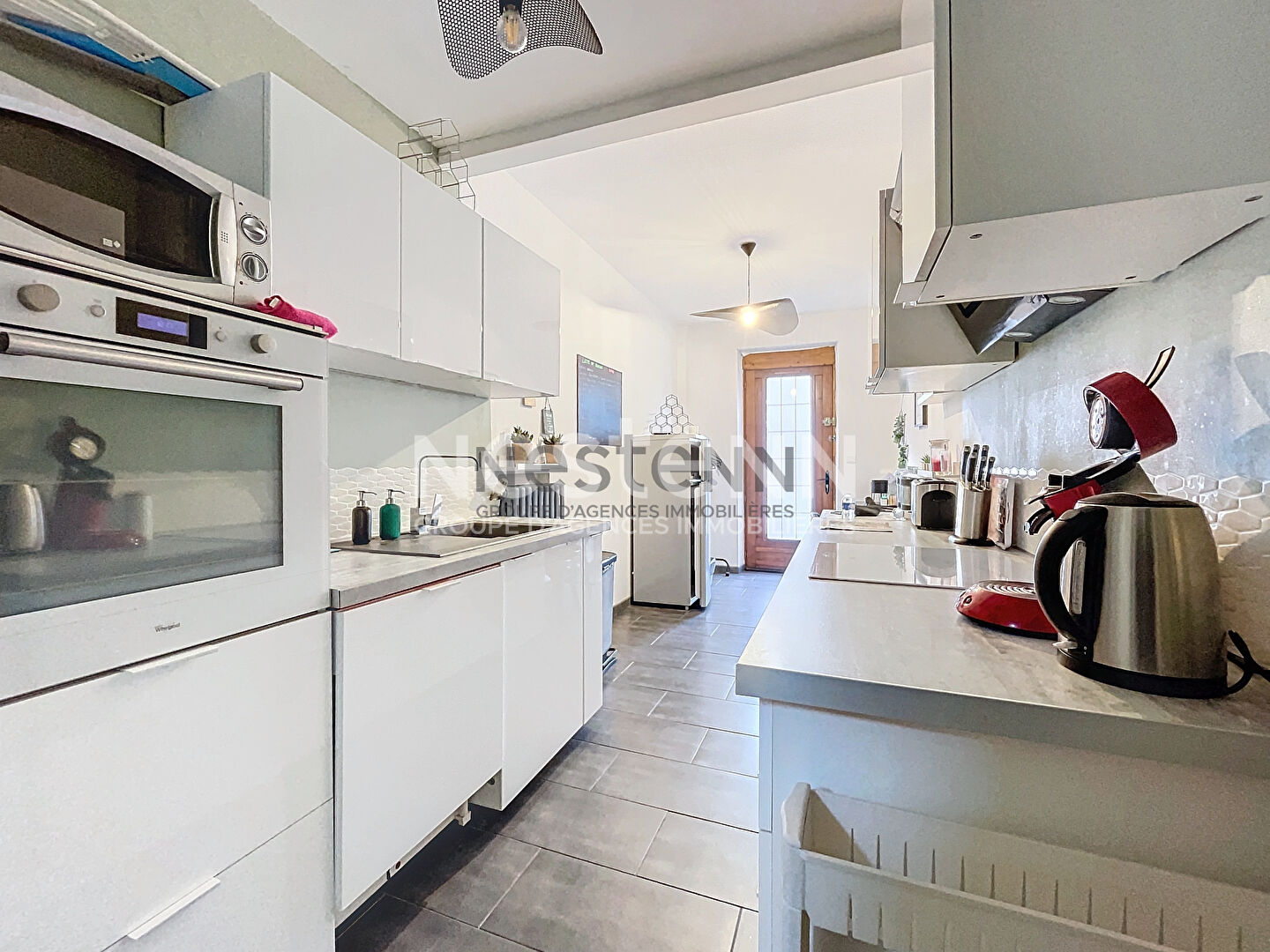 Découvrez cette charmante maison de 68 m² à Blois, dans le prisé quartier des Écoles. 3 niveaux, séjour lumineux, cuisine équipée, 1 grande chambre, libre d'occupation et potentiel locatif élevé. Visite rapide?!