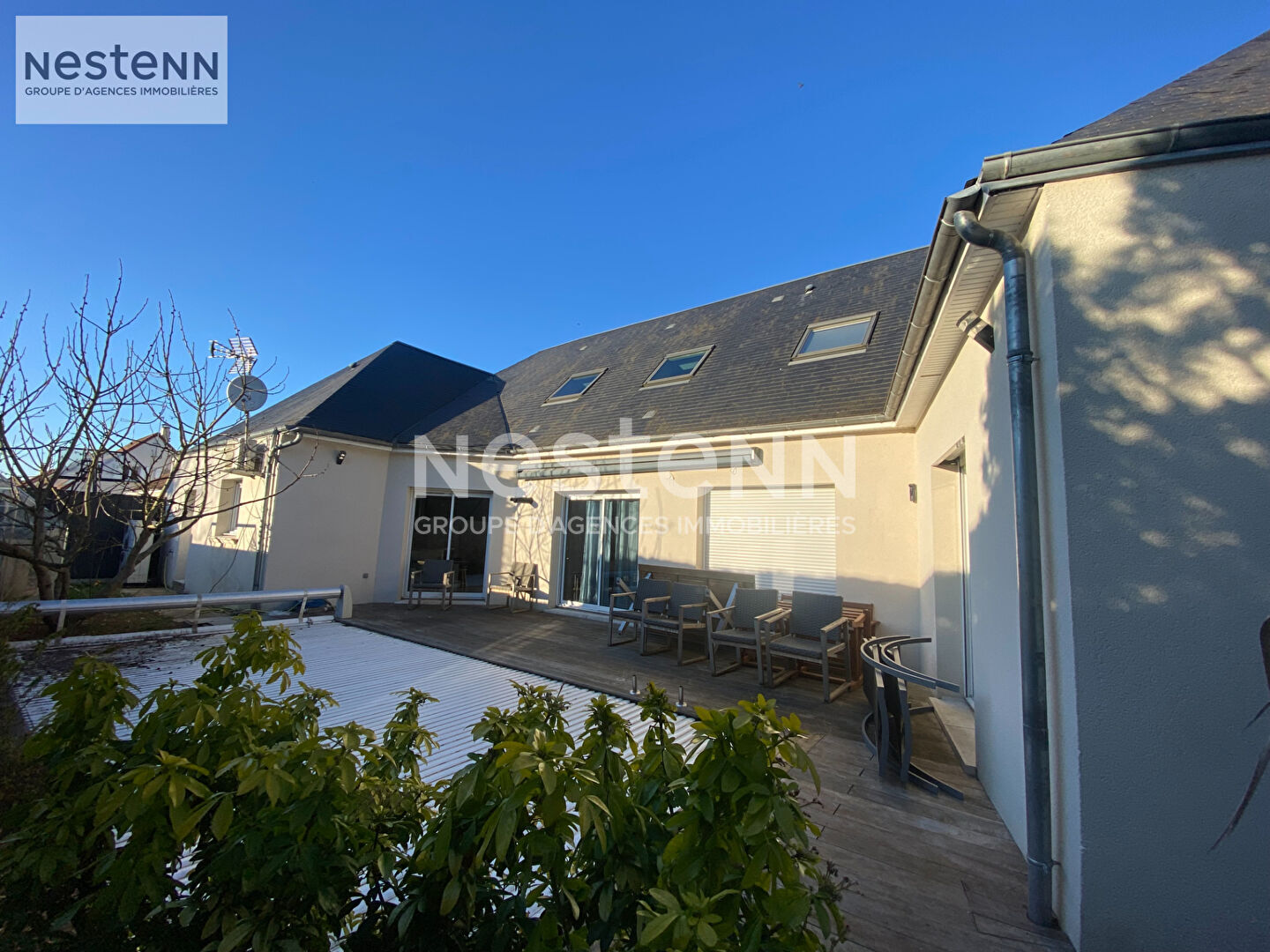 Superbe maison familiale de 235 m² à La Chaussée-Saint-Victor, 4 chambres, cuisine équipée, piscine, terrasse et garage. Proche commerces, écoles et gare.