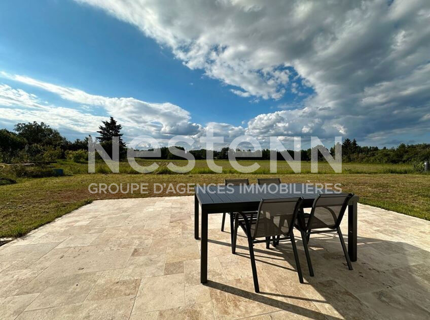 Maison de plain-pied à Cheverny avec 4 suites parentales, pièce de vie de 70 m², garage et combles aménageables. Confort moderne et prestations haut de gamme sur 1 510 m².