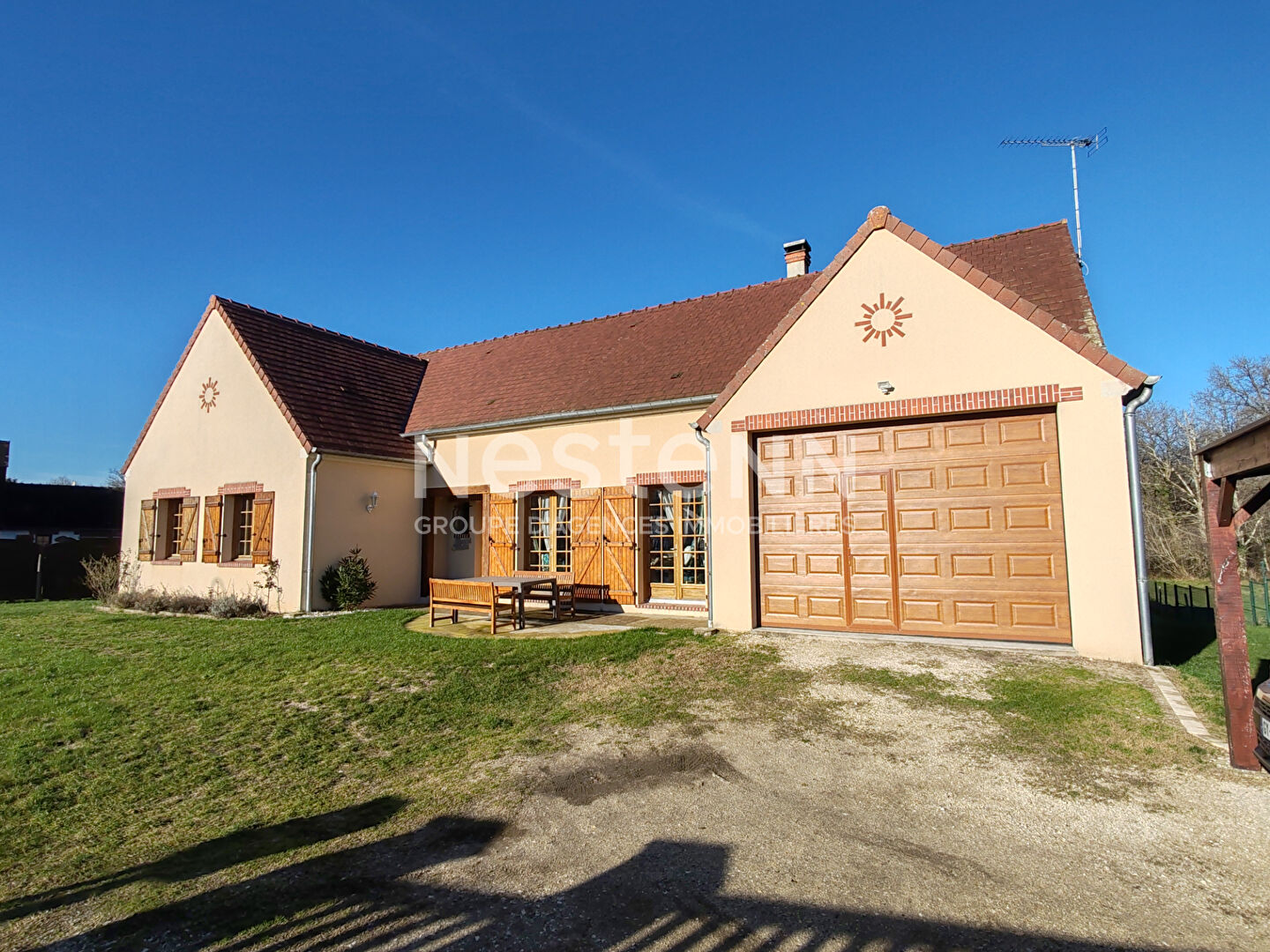 Photo Rare sur le marché ! Découvrez cette magnifique maison moderne de 170 m² à La Ferté Saint Cyr : 8 pièces, 4 chambres, jardin de 1949 m², garage double, terrasse et panneaux solaires. Idéale famille. Visite rapide ! image 1/6
