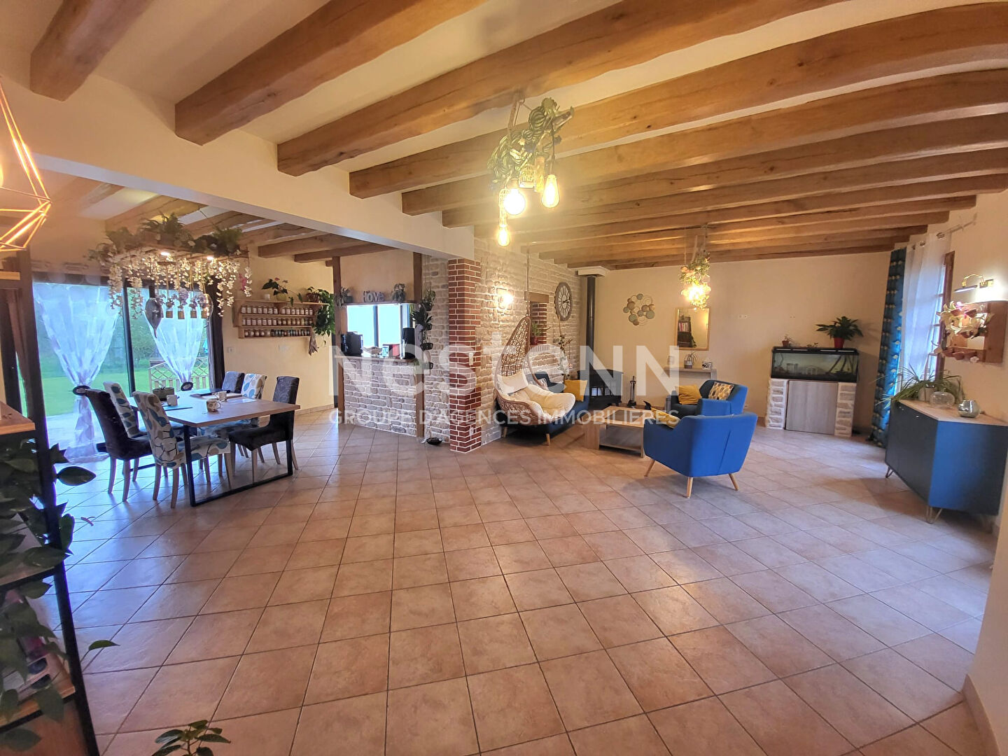 Photo Rare sur le marché ! Découvrez cette magnifique maison moderne de 170 m² à La Ferté Saint Cyr : 8 pièces, 4 chambres, jardin de 1949 m², garage double, terrasse et panneaux solaires. Idéale famille. Visite rapide ! image 2/6