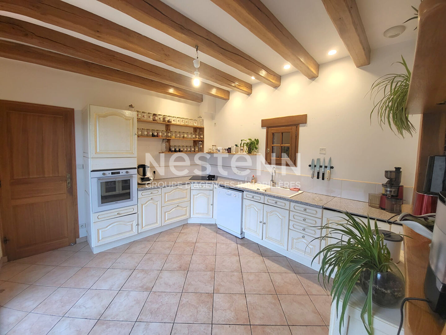 Photo Rare sur le marché ! Découvrez cette magnifique maison moderne de 170 m² à La Ferté Saint Cyr : 8 pièces, 4 chambres, jardin de 1949 m², garage double, terrasse et panneaux solaires. Idéale famille. Visite rapide ! image 4/6