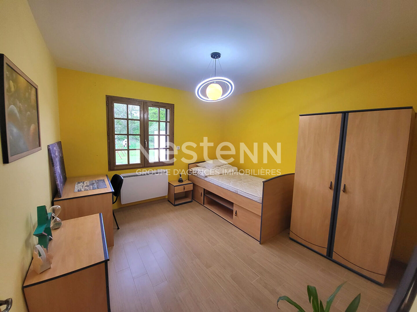 Photo Rare sur le marché ! Découvrez cette magnifique maison moderne de 170 m² à La Ferté Saint Cyr : 8 pièces, 4 chambres, jardin de 1949 m², garage double, terrasse et panneaux solaires. Idéale famille. Visite rapide ! image 6/6