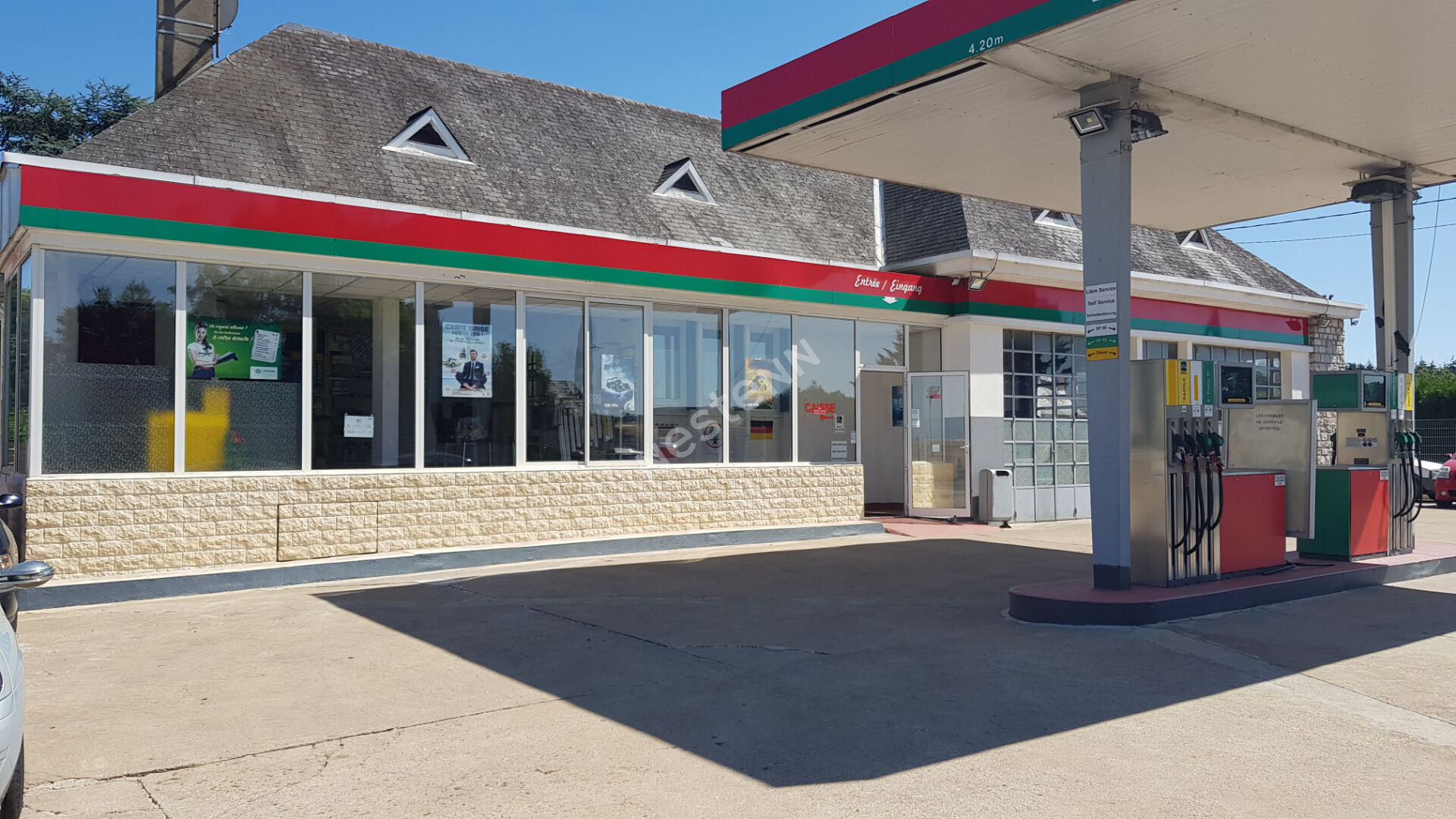 Ensemble Murs de Station service , Garage automobile et appartement