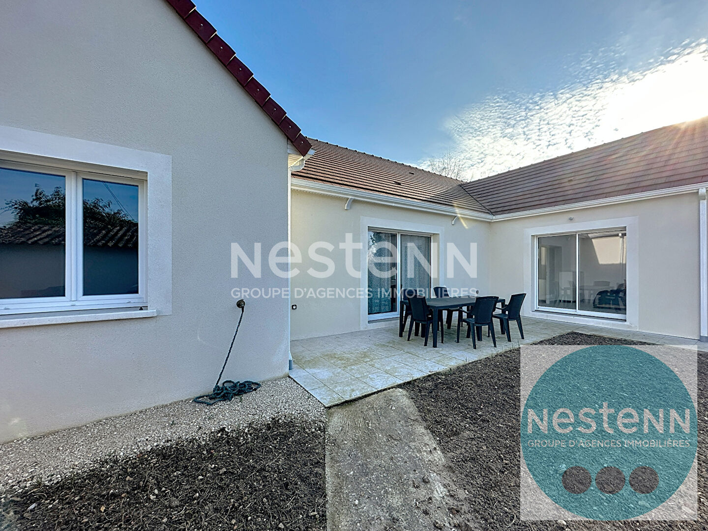 Photo Venez visiter cette maison moderne de 115 m² à Vineuil ! 3 chambres au rez-de-chaussée, séjour lumineux de 51 m², cuisine ouverte équipée, terrasse, garage et aucun travaux à prévoir. À 1 km des commerces et 5 min des écoles. Opportunité rare à saisir ! image 1/6