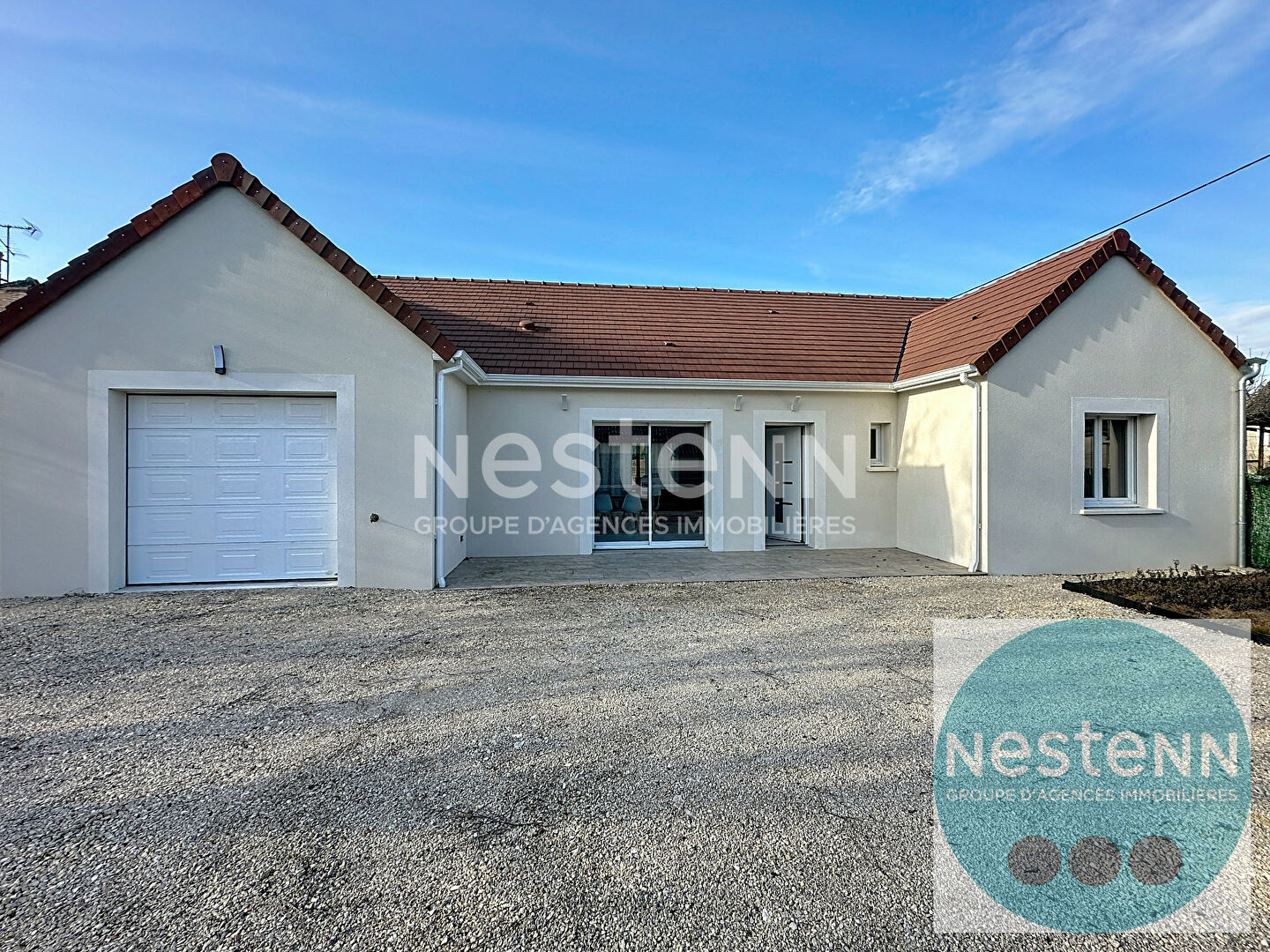 Photo Venez visiter cette maison moderne de 115 m² à Vineuil ! 3 chambres au rez-de-chaussée, séjour lumineux de 51 m², cuisine ouverte équipée, terrasse, garage et aucun travaux à prévoir. À 1 km des commerces et 5 min des écoles. Opportunité rare à saisir ! image 3/6