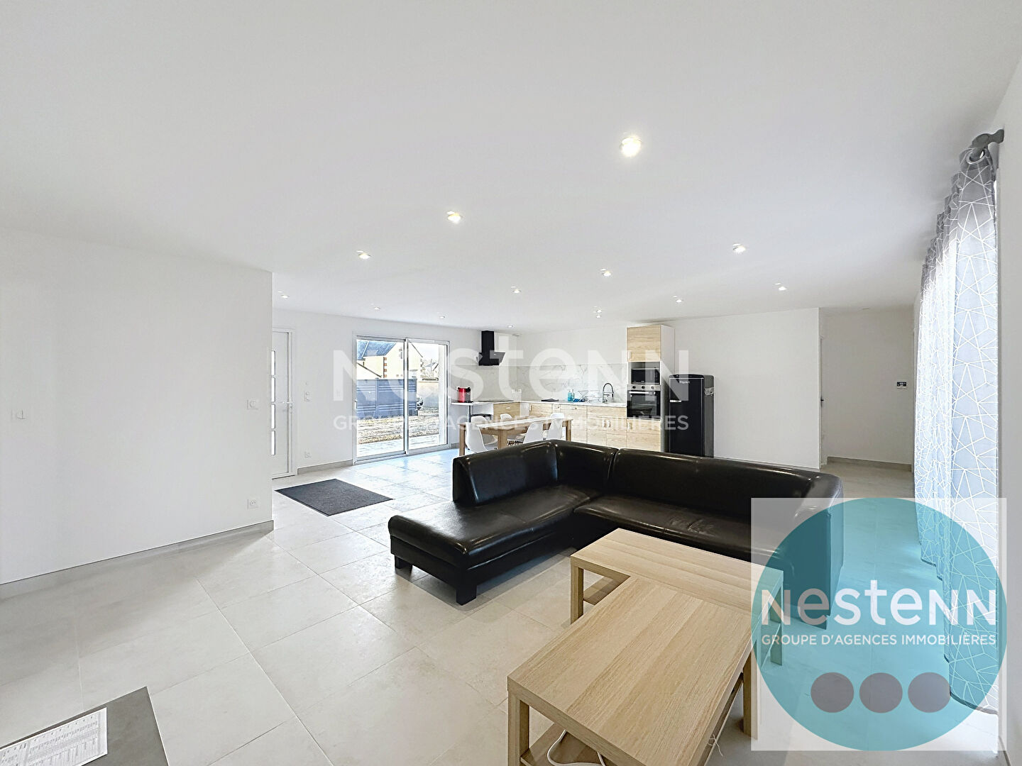 Photo VINEUIL - Maison contemporaine RT2012 avec grand séjour et prestations haut de gamme dans quartier résidentiel prisé image 3/6