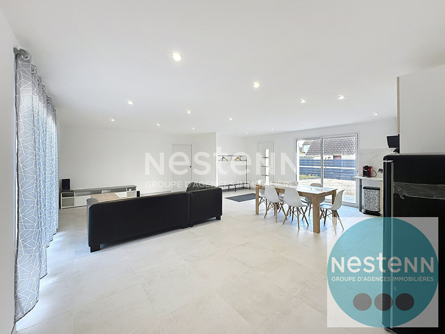 Photo Venez visiter cette maison moderne de 115 m² à Vineuil ! 3 chambres au rez-de-chaussée, séjour lumineux de 51 m², cuisine ouverte équipée, terrasse, garage et aucun travaux à prévoir. À 1 km des commerces et 5 min des écoles. Opportunité rare à saisir ! image 4/6