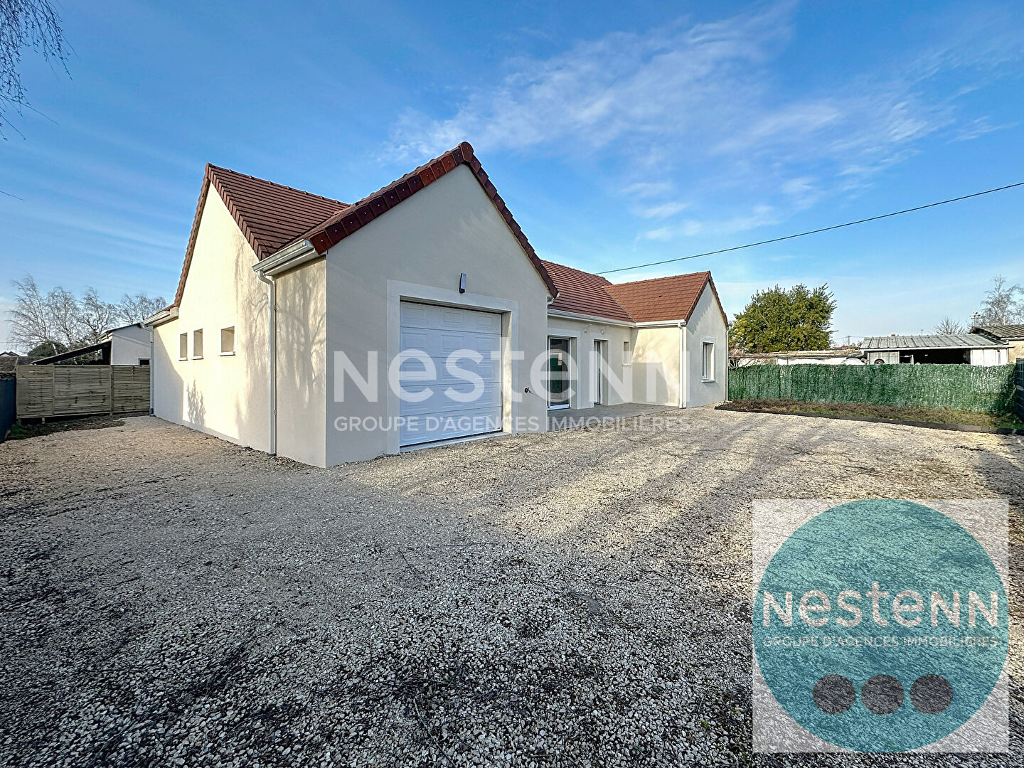 Photo Venez visiter cette maison moderne de 115 m² à Vineuil ! 3 chambres au rez-de-chaussée, séjour lumineux de 51 m², cuisine ouverte équipée, terrasse, garage et aucun travaux à prévoir. À 1 km des commerces et 5 min des écoles. Opportunité rare à saisir ! image 5/6