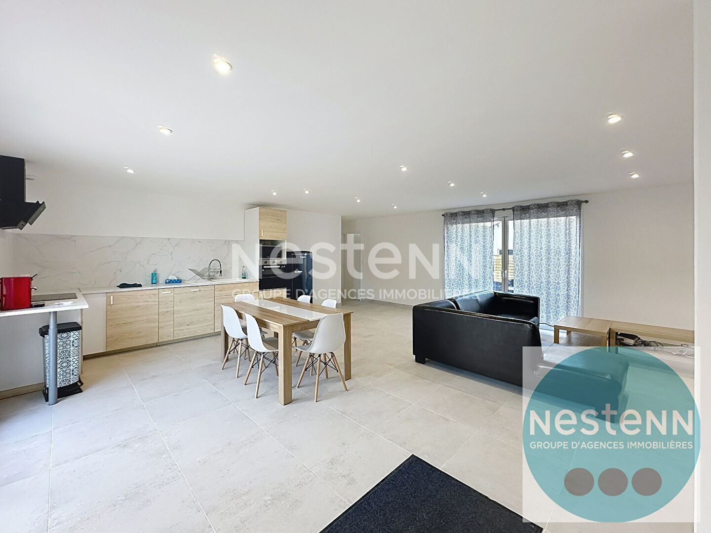 Photo Venez visiter cette maison moderne de 115 m² à Vineuil ! 3 chambres au rez-de-chaussée, séjour lumineux de 51 m², cuisine ouverte équipée, terrasse, garage et aucun travaux à prévoir. À 1 km des commerces et 5 min des écoles. Opportunité rare à saisir ! image 6/6