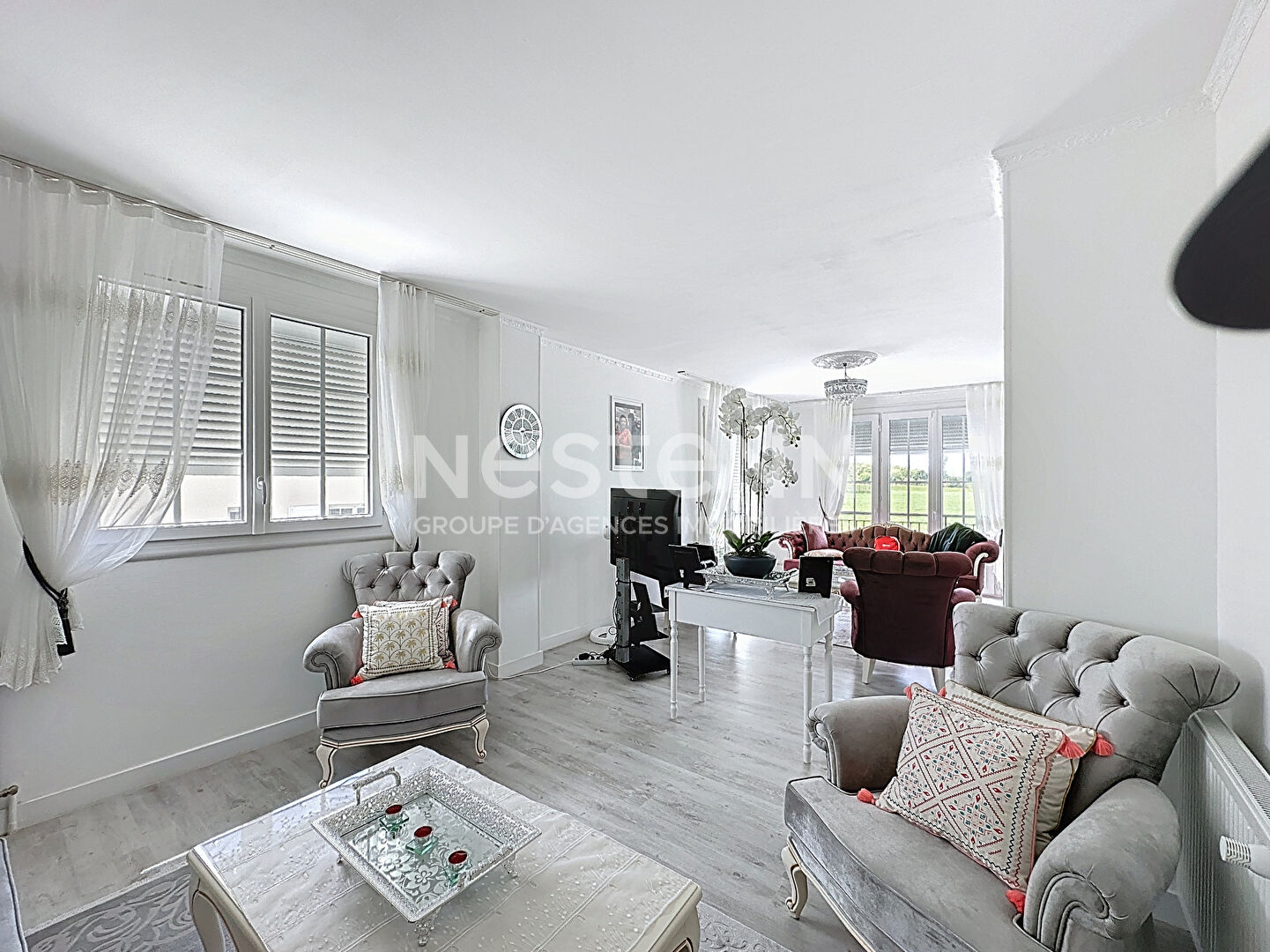 Photo Superbe villa familiale de 200 m² à La Chaussée-Saint-Victor, 5 chambres, 9 pièces, grand terrain de 591 m², proche écoles, commerces et transports. image 2/6