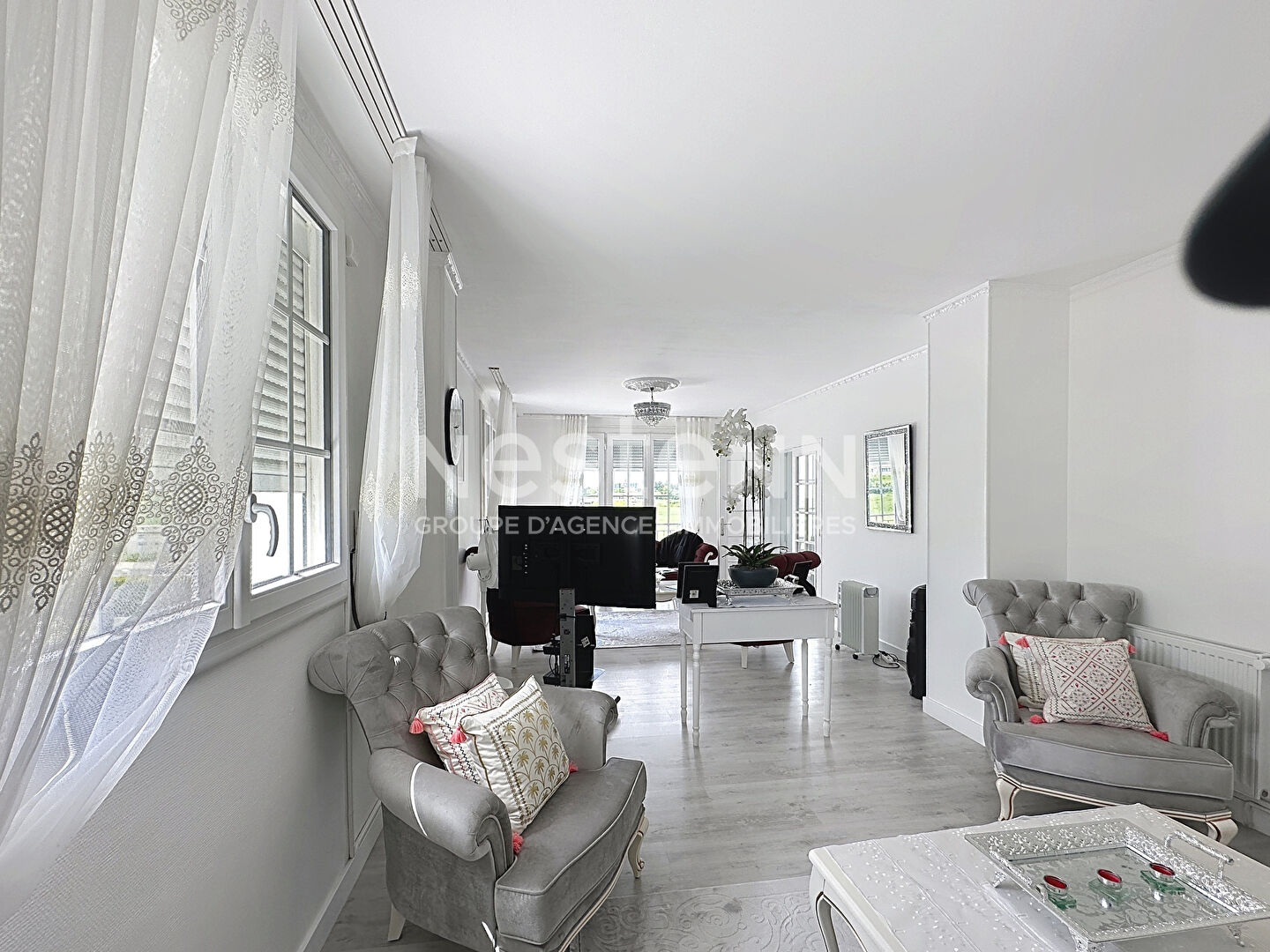 Photo Superbe villa familiale de 200 m² à La Chaussée-Saint-Victor, 5 chambres, 9 pièces, grand terrain de 591 m², proche écoles, commerces et transports. image 3/6