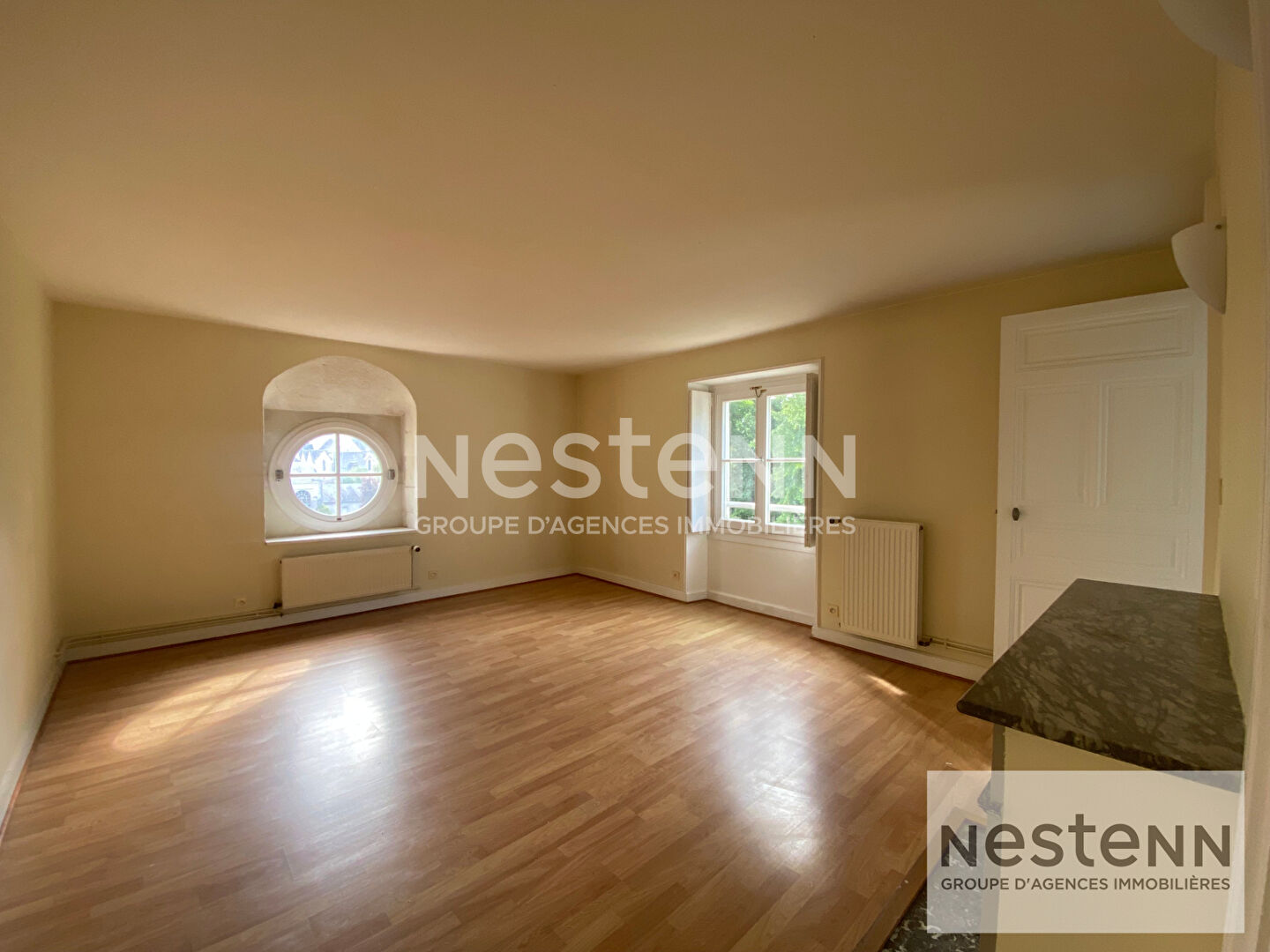 Appartement de caractère dans un château du XIXème siècle / 200m² habitables /  Jardin privatif délimité / Parking / Proche des commodités de Saint-Gervais-la-Forêt