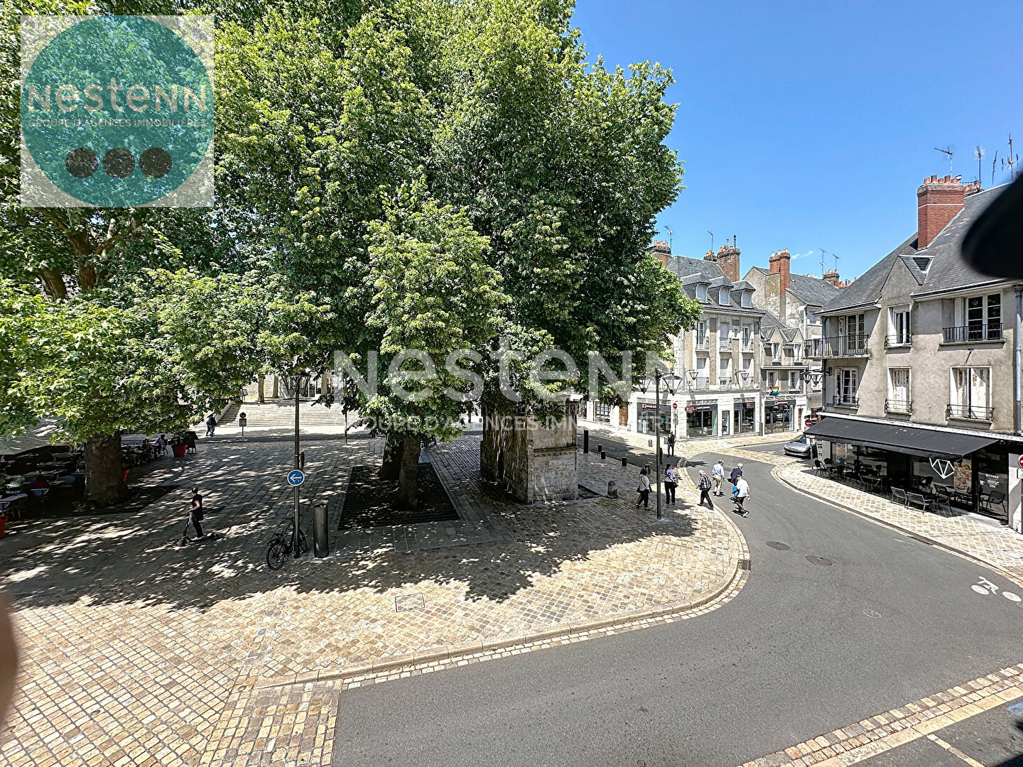 Local commercial d'angle en coeur de ville . Emplacement premium