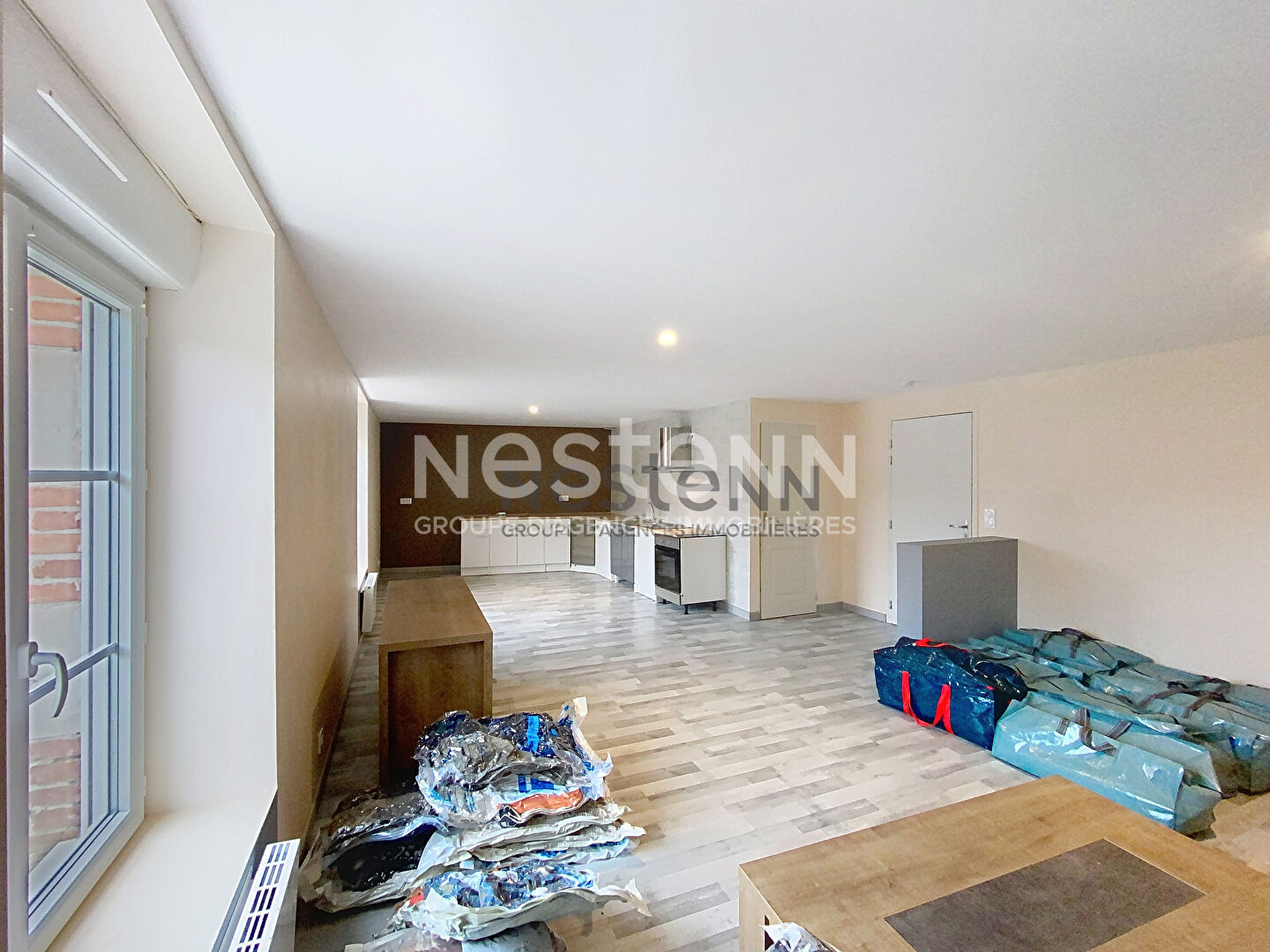 Découvrez cette maison pleine de charme à vendre avec 3 grandes pièces, appartement indépendant à l'étage, greniers aménageables et dépendances. Idéal pour commerce, projet locatif ou maison familiale.