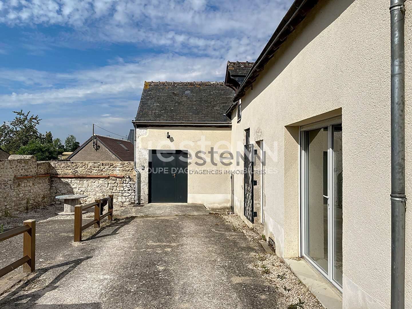 Photo Découvrez cette maison pleine de charme à vendre avec 3 grandes pièces, appartement indépendant à l'étage, greniers aménageables et dépendances. Idéal pour commerce, projet locatif ou maison familiale. image 2/6