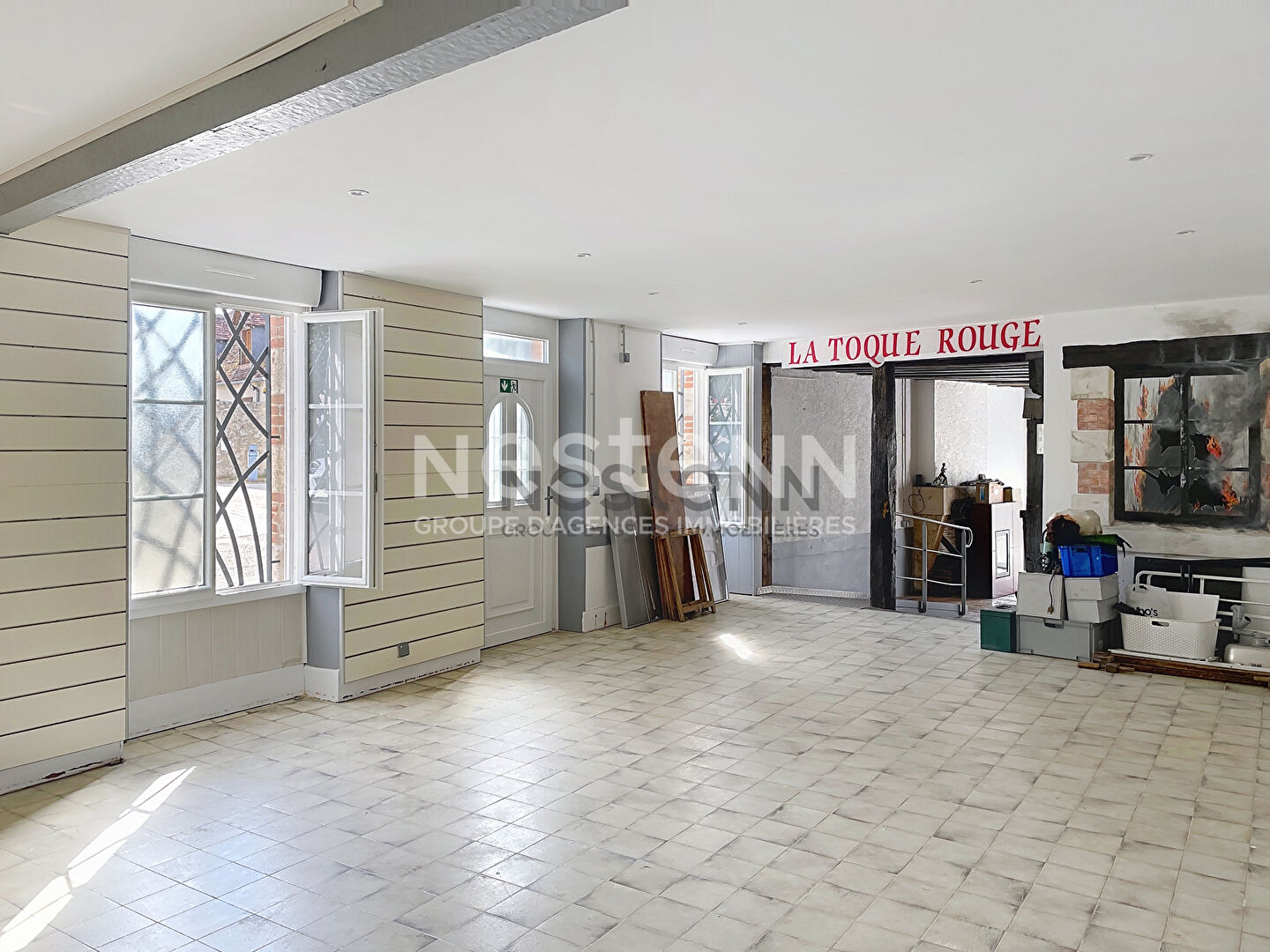 Photo Découvrez cette maison pleine de charme à vendre avec 3 grandes pièces, appartement indépendant à l'étage, greniers aménageables et dépendances. Idéal pour commerce, projet locatif ou maison familiale. image 4/6
