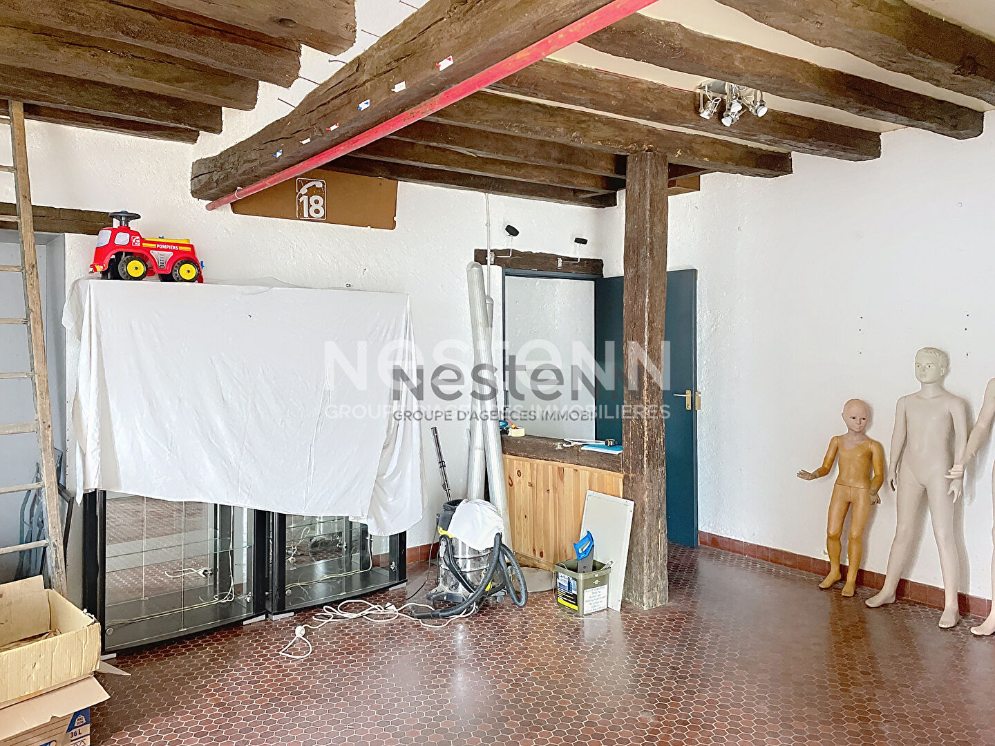 Photo Découvrez cette maison pleine de charme à vendre avec 3 grandes pièces, appartement indépendant à l'étage, greniers aménageables et dépendances. Idéal pour commerce, projet locatif ou maison familiale. image 5/6