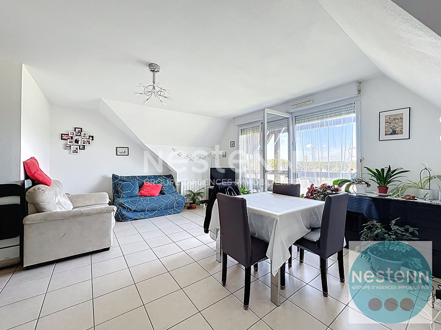 Superbe appartement lumineux à Blois, 3 pièces avec terrasse, vue sur la forêt, piscine, parc arboré et trois places de parking. Cadre calme et recherché, proche commodités.