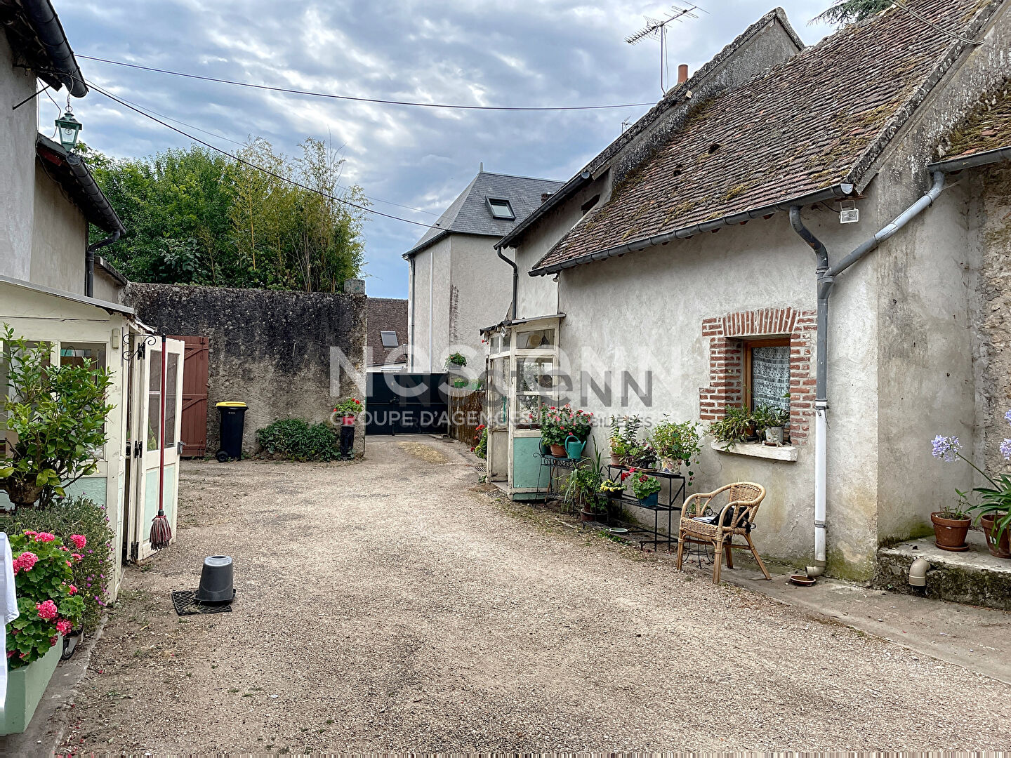 Maison La Chaussée Saint Victor 4 pièce(s) 129 m2 - belle longère à rénover - sans vis-à-vis - charme de l'ancien et fort potentiel