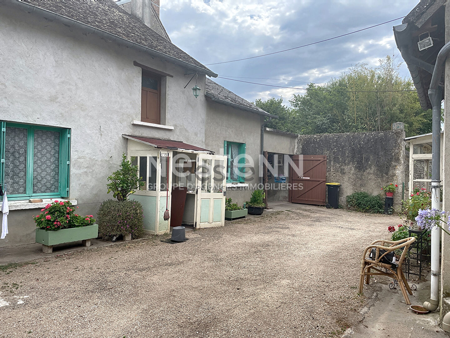Authentique longère des années 1800?1900 à rénover, composée de 2 bâtiments d'habitation et 139?m² de granges. Terrain clos de 641?m². Idéal projet de rénovation.