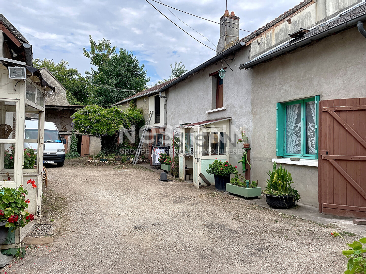 Photo Authentique longère des années 1800?1900 à rénover, composée de 2 bâtiments d'habitation et 139?m² de granges. Terrain clos de 641?m². Idéal projet de rénovation. image 3/6