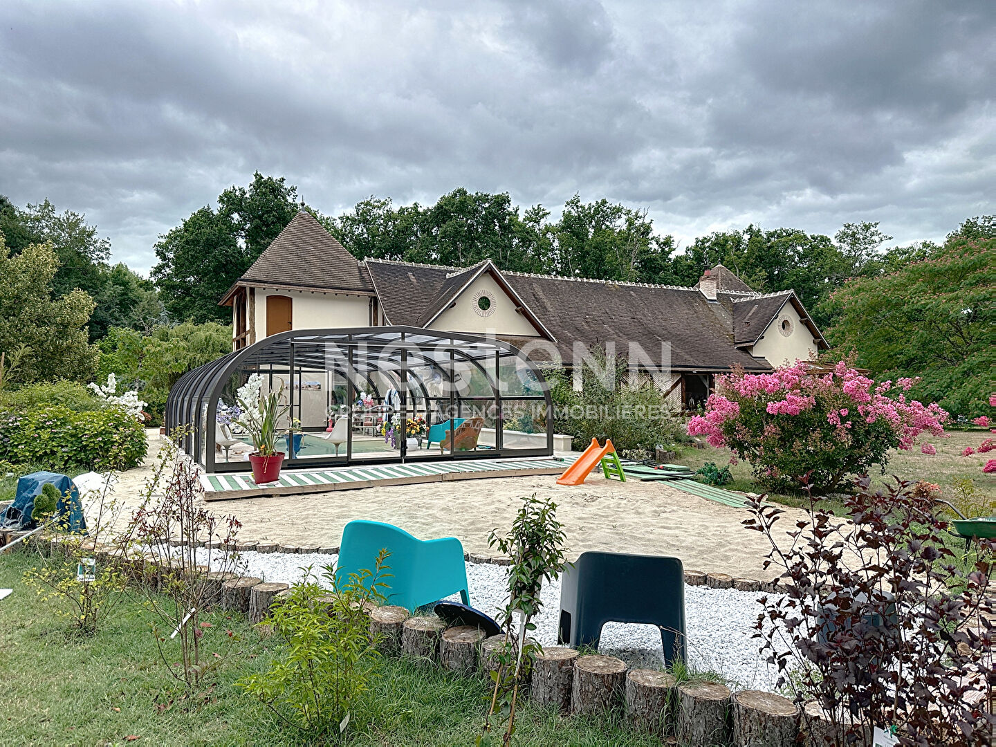 Photo Domaine privé 5 ha bord de rivière, piscine couverte avec plage, suites haut-de-gamme, géothermie. Contactez-nous pour visite et projet d'exception. image 5/6