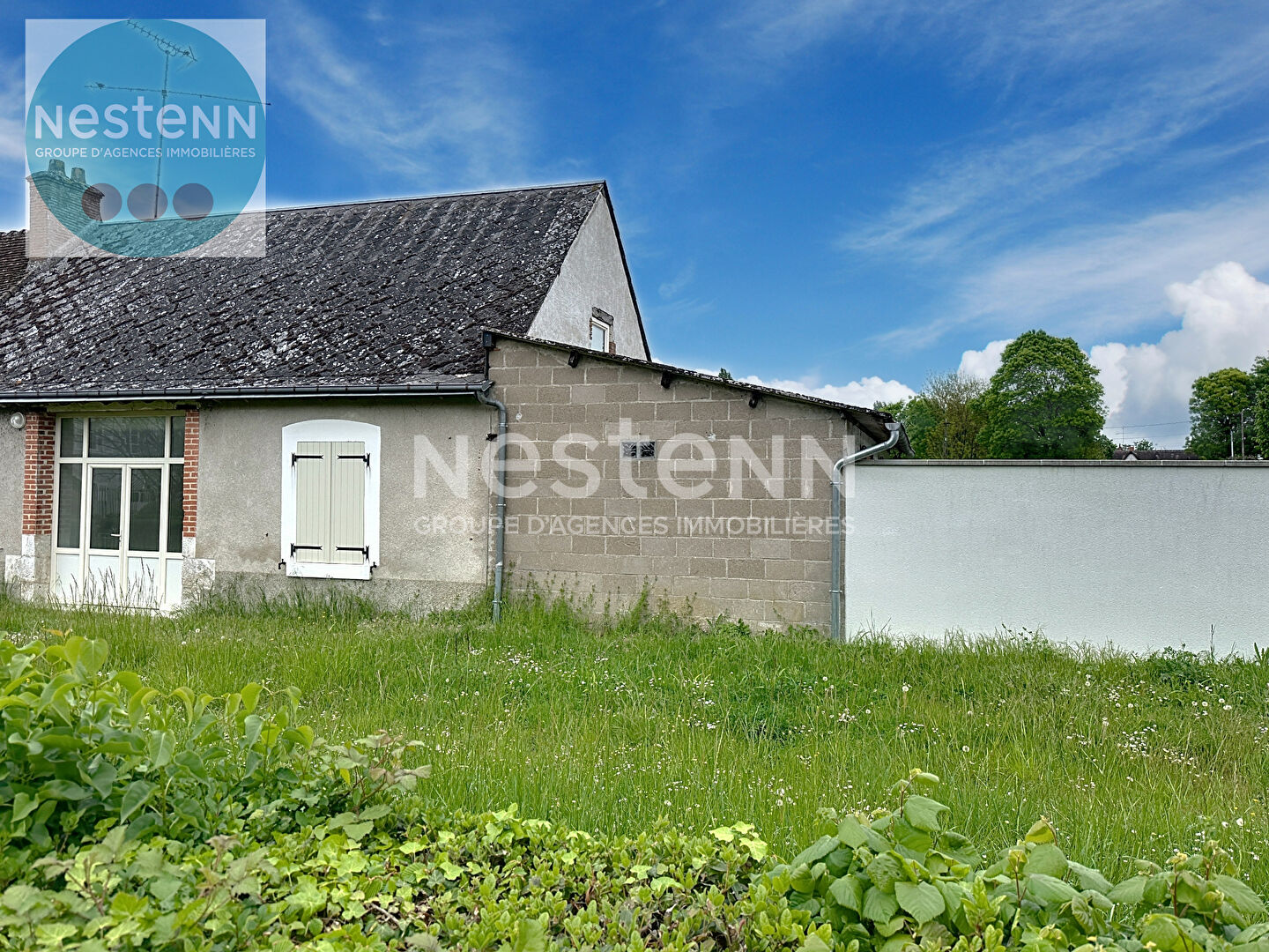 Photo Découvrez cette maison de charme à vendre en plein centre de Chitenay. Corps de ferme de 1850 avec hangar, dépendances aménageables et grand terrain constructible de 1 800 m². Fort potentiel, à visiter avec l'agence Nestenn Blois ! image 2/5