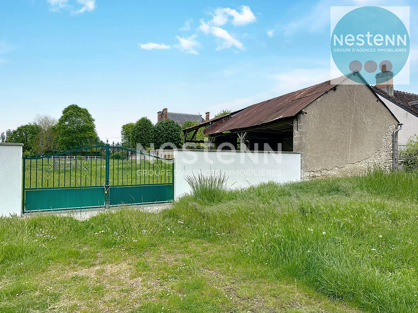 Photo Découvrez cette maison de charme à vendre en plein centre de Chitenay. Corps de ferme de 1850 avec hangar, dépendances aménageables et grand terrain constructible de 1 800 m². Fort potentiel, à visiter avec l'agence Nestenn Blois ! image 3/5