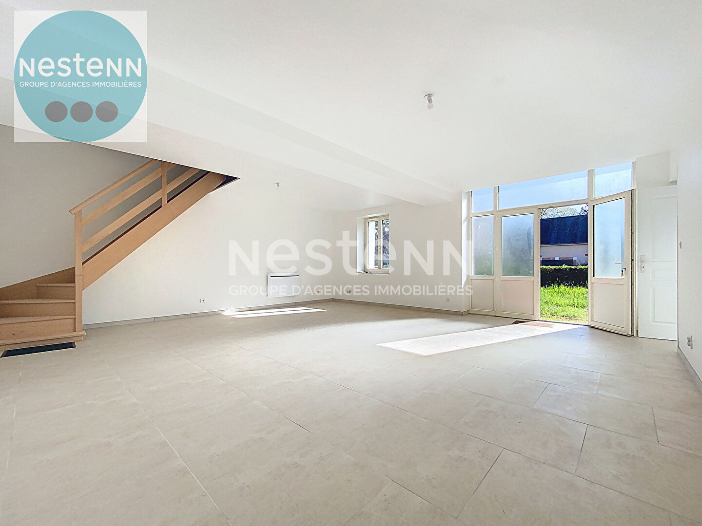 Photo Découvrez cette maison de charme à vendre en plein centre de Chitenay. Corps de ferme de 1850 avec hangar, dépendances aménageables et grand terrain constructible de 1 800 m². Fort potentiel, à visiter avec l'agence Nestenn Blois ! image 4/5