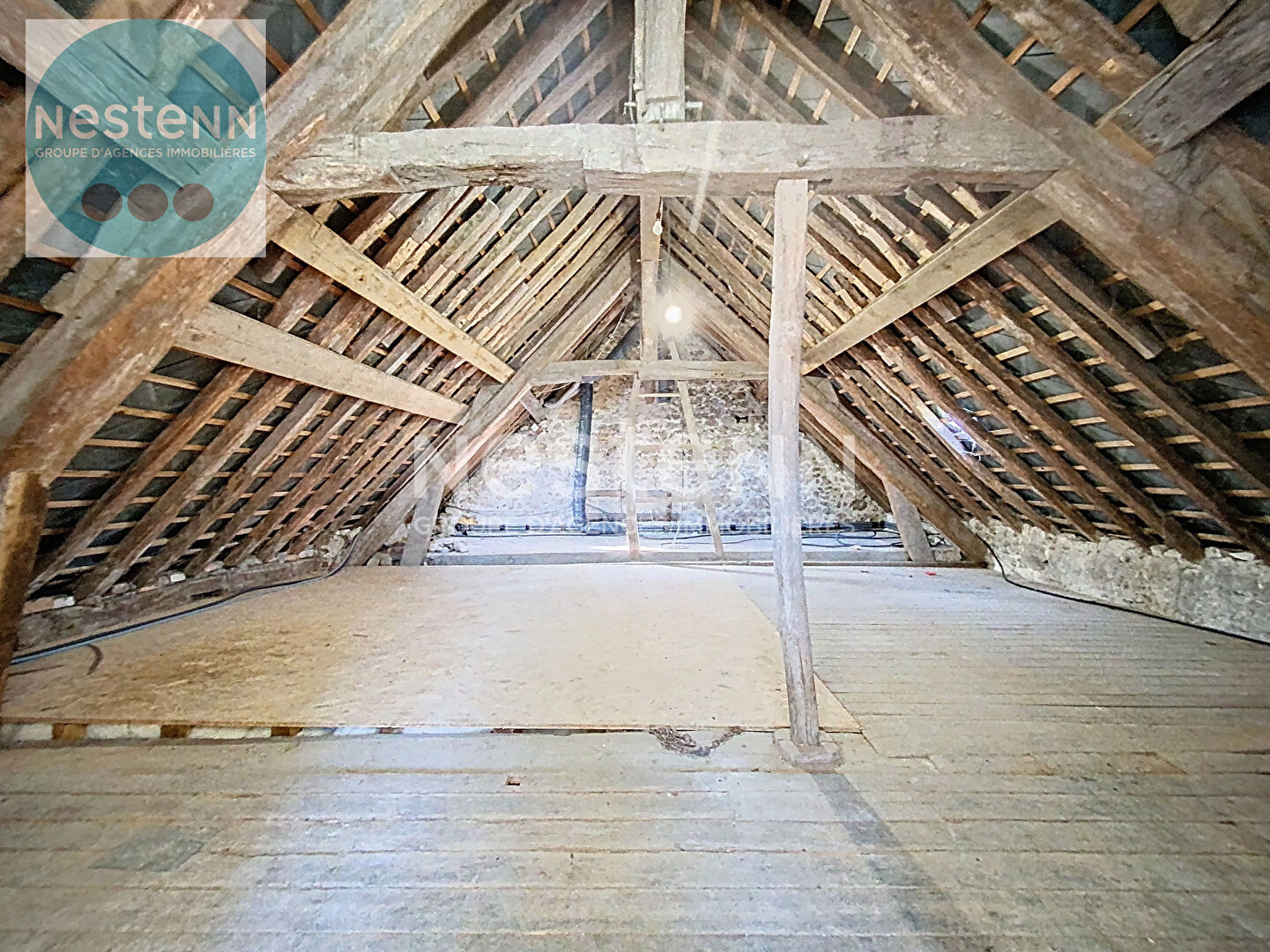 Photo Découvrez cette maison de charme à vendre en plein centre de Chitenay. Corps de ferme de 1850 avec hangar, dépendances aménageables et grand terrain constructible de 1 800 m². Fort potentiel, à visiter avec l'agence Nestenn Blois ! image 5/5