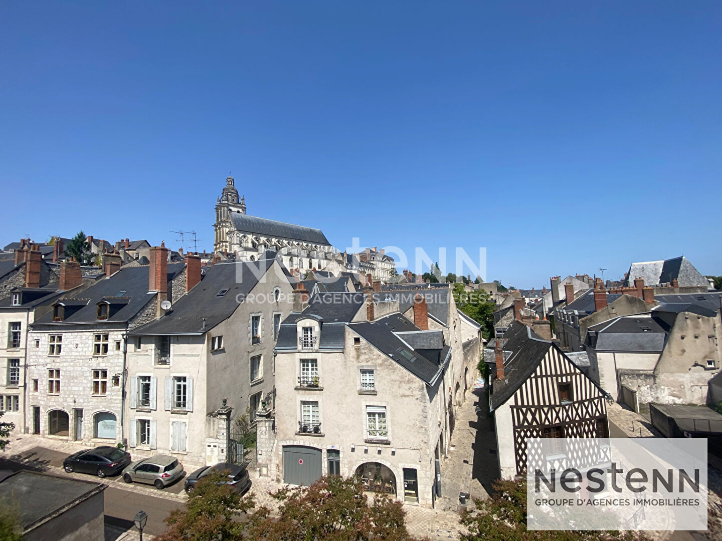 Photo T3 d'exception en centre ville de Blois / 70.95 m2 / cave / place de parking privative / vue sur les toits de Blois image 1/6