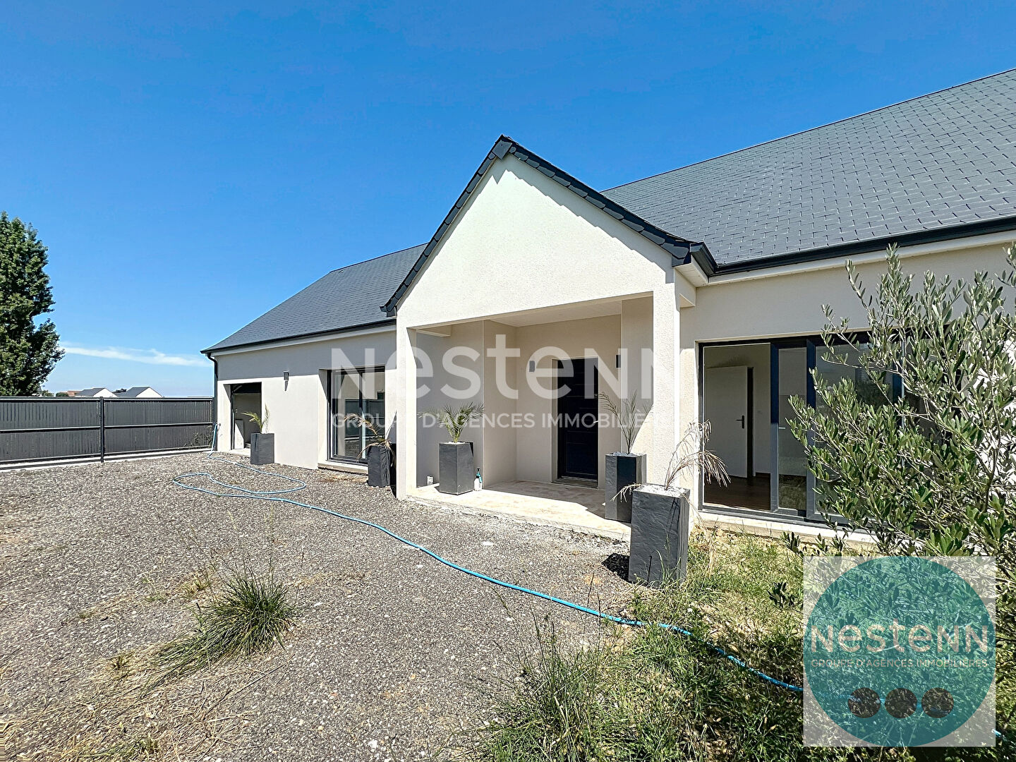 Découvrez cette maison neuve de 140 m² à quelques minutes de Blois, avec 4 chambres, grand séjour lumineux, cuisine équipée, terrasse de 48 m², garage et vue sur la campagne. Idéale pour une famille.