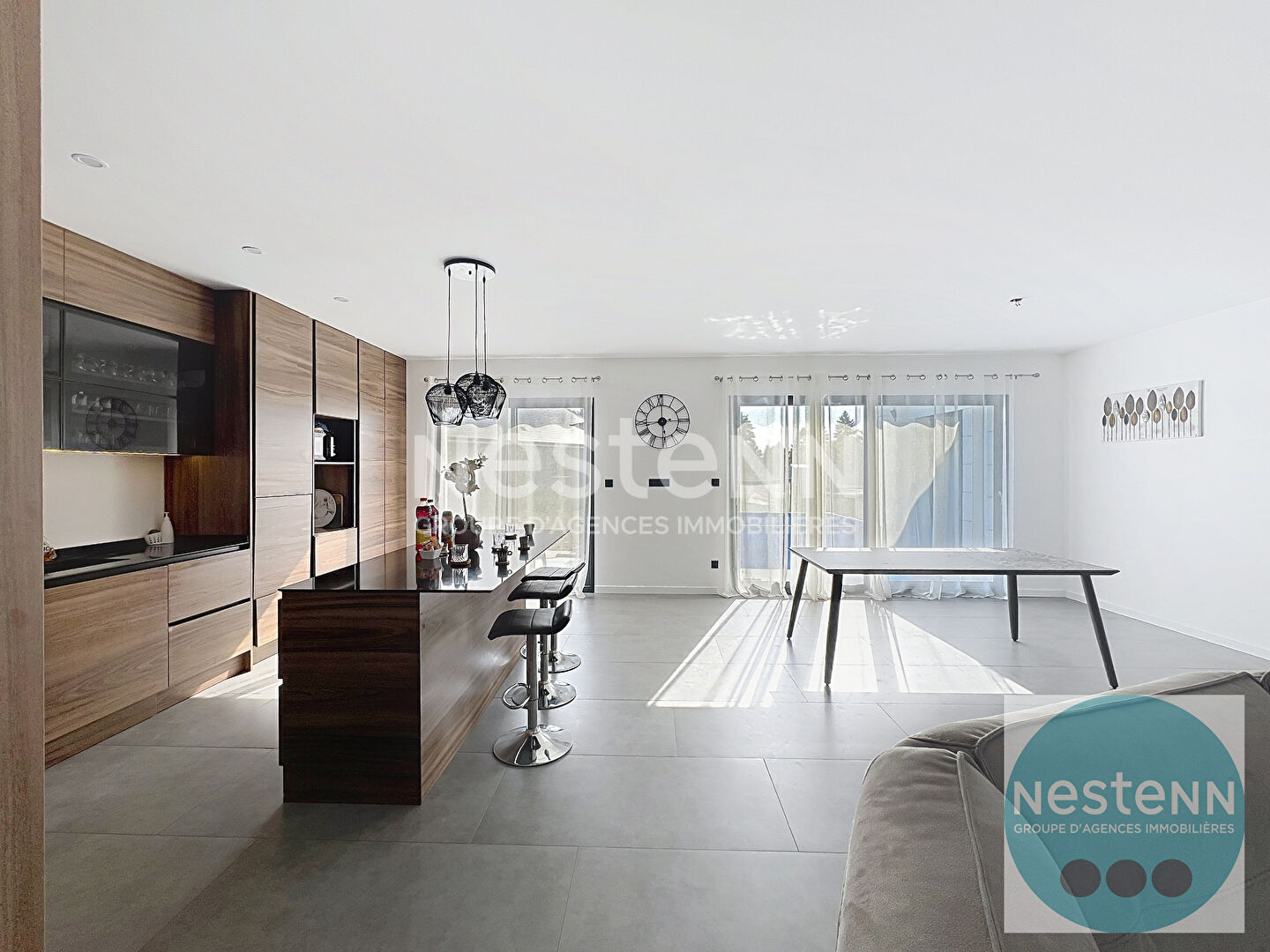 Découvrez cette maison contemporaine de 146 m² à Contres, avec 3 chambres, suite parentale, cuisine équipée, terrasse et garage. Terrain de 891 m², proche commerces et écoles.