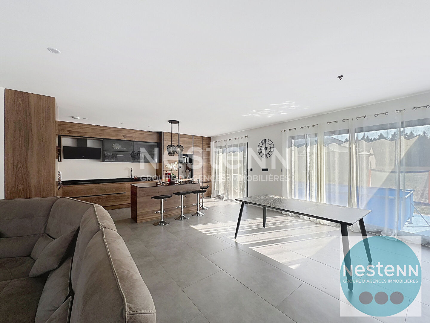 Photo Découvrez cette maison contemporaine de 146 m² à Contres, avec 3 chambres, suite parentale, cuisine équipée, terrasse et garage. Terrain de 891 m², proche commerces et écoles. image 2/6