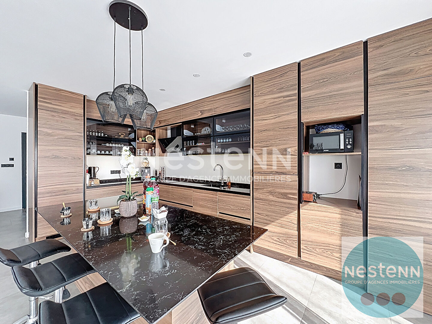 Photo Découvrez cette maison contemporaine de 146 m² à Contres, avec 3 chambres, suite parentale, cuisine équipée, terrasse et garage. Terrain de 891 m², proche commerces et écoles. image 3/6
