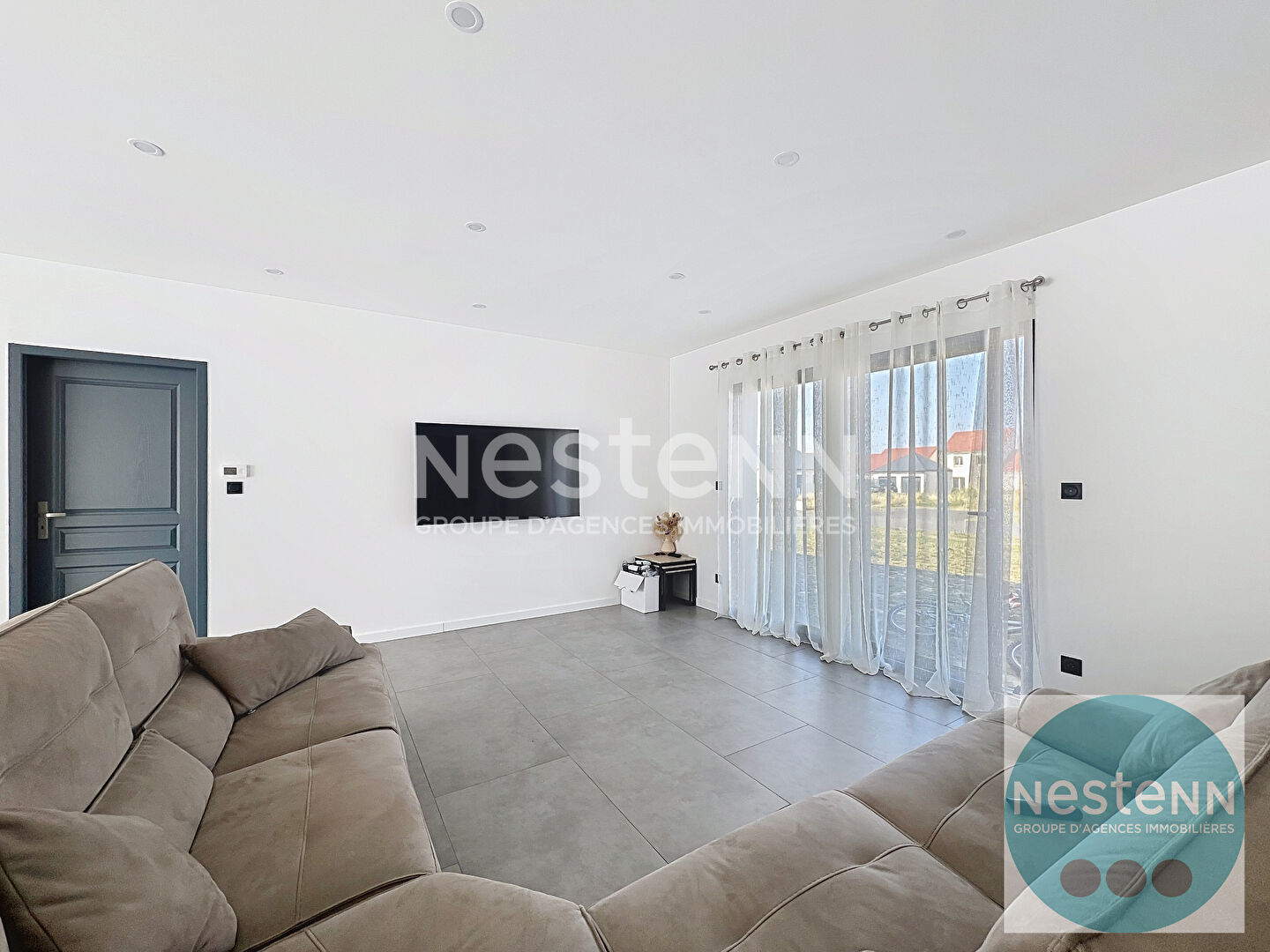 Photo Découvrez cette maison contemporaine de 146 m² à Contres, avec 3 chambres, suite parentale, cuisine équipée, terrasse et garage. Terrain de 891 m², proche commerces et écoles. image 4/6