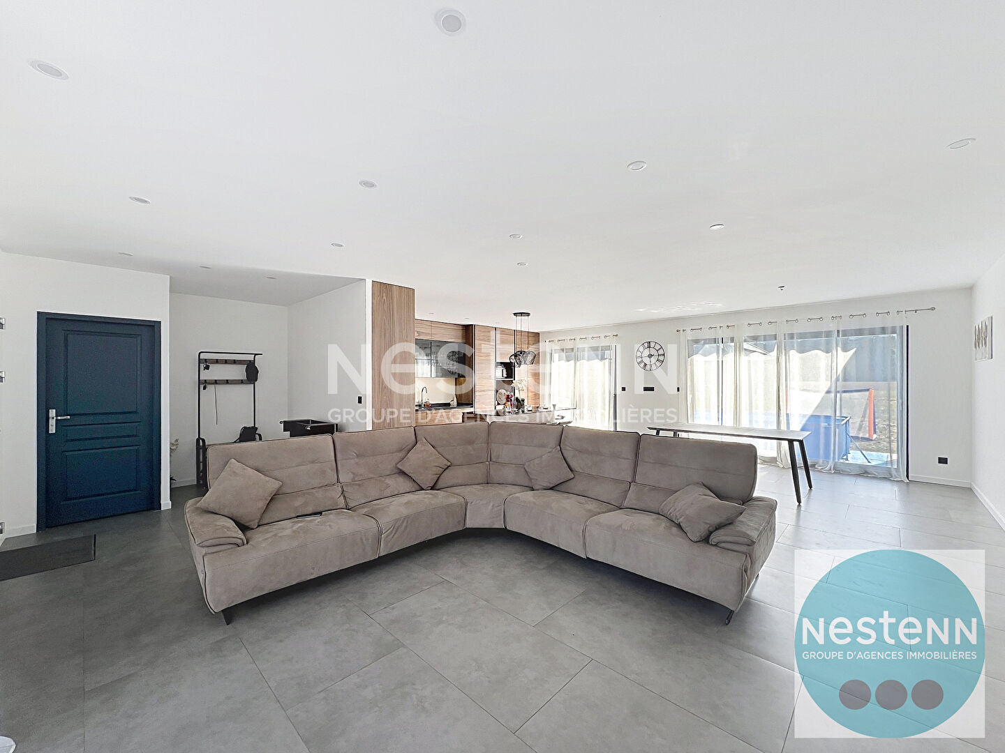 Photo Découvrez cette maison contemporaine de 146 m² à Contres, avec 3 chambres, suite parentale, cuisine équipée, terrasse et garage. Terrain de 891 m², proche commerces et écoles. image 5/6