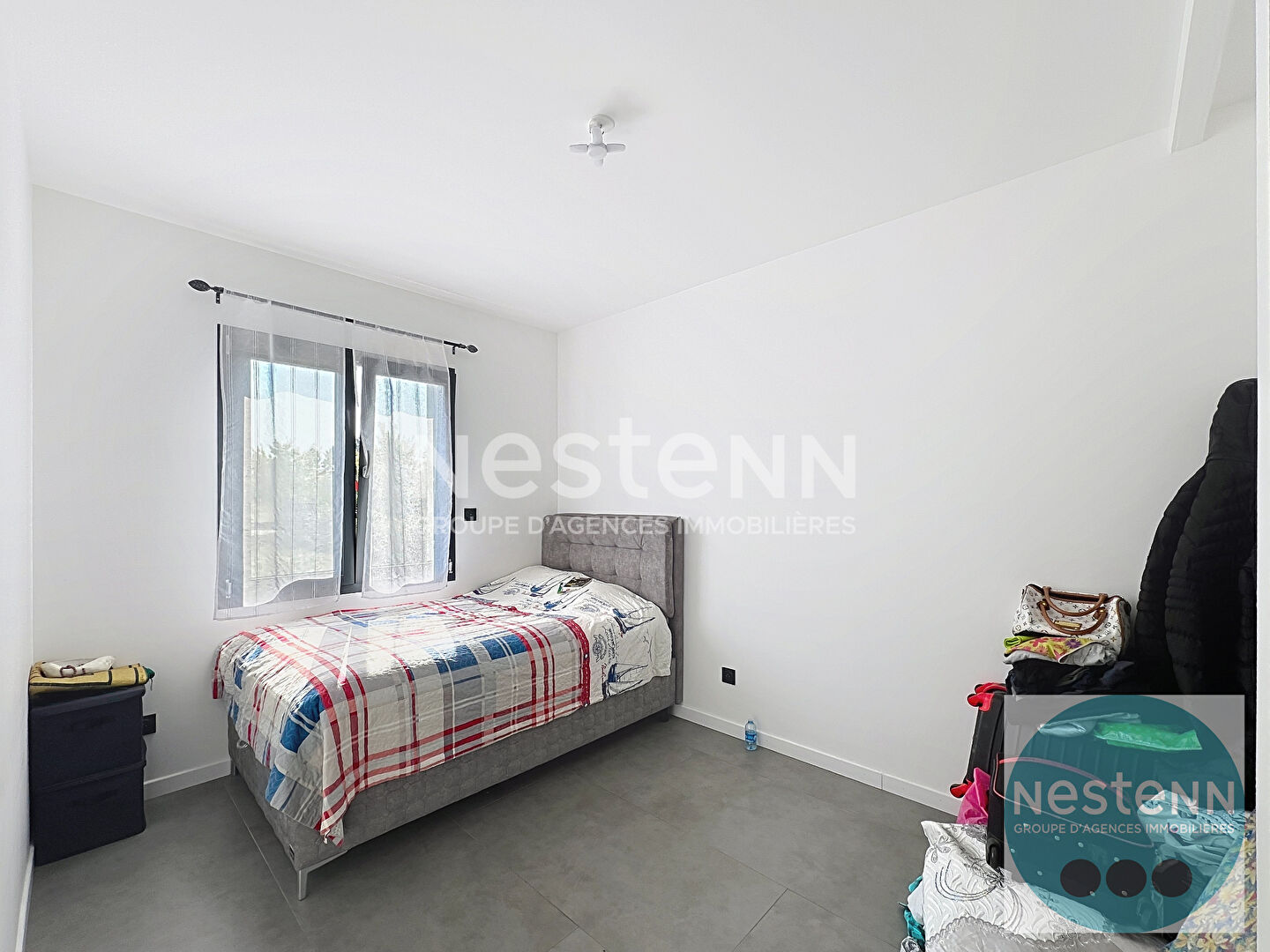 Photo Découvrez cette maison contemporaine de 146 m² à Contres, avec 3 chambres, suite parentale, cuisine équipée, terrasse et garage. Terrain de 891 m², proche commerces et écoles. image 6/6