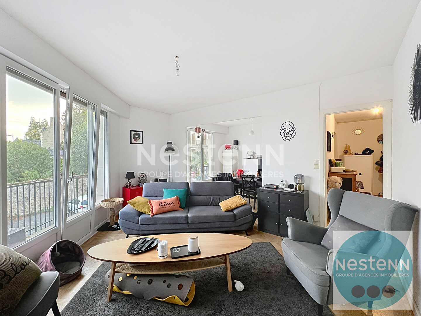 Bel appartement 3 pièces de 63,7 m² au coeur de Blois avec terrasse plein sud, séjour spacieux, chambre, cuisine équipée, cave et place de parking. Proche commerces, université et hôpital.