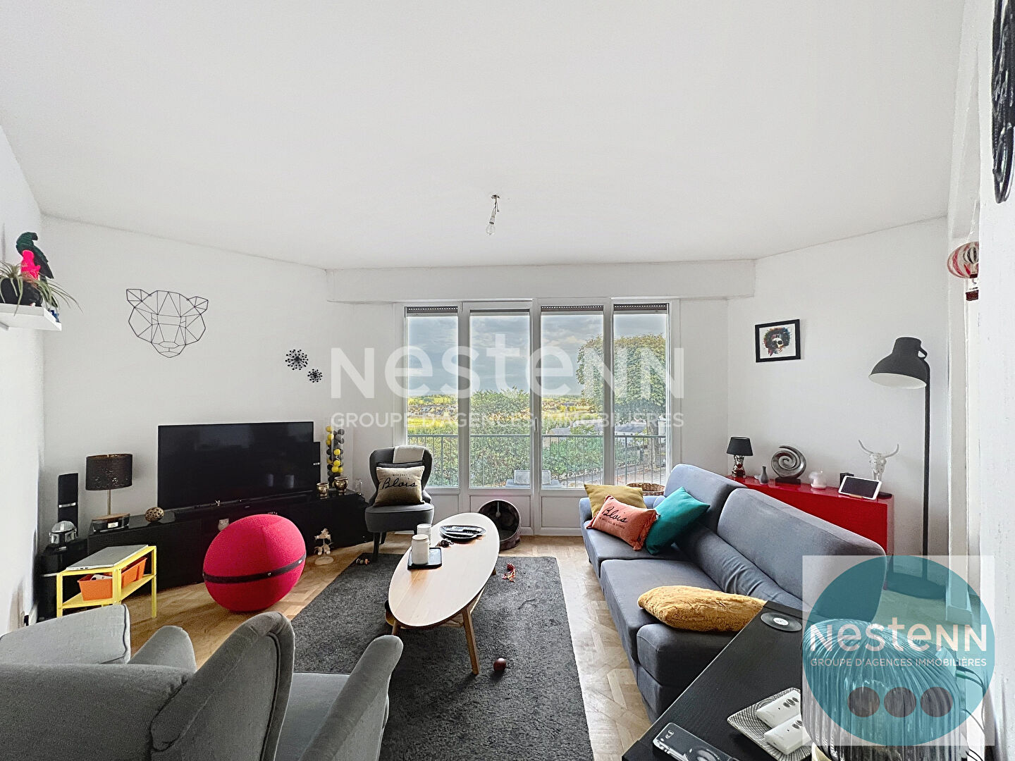 Photo Bel appartement 3 pièces de 63,7 m² au coeur de Blois avec terrasse plein sud, séjour spacieux, chambre, cuisine équipée, cave et place de parking. Proche commerces, université et hôpital. image 2/6