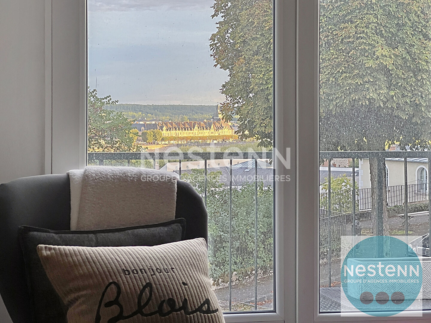 Photo Bel appartement 3 pièces de 63,7 m² au coeur de Blois avec terrasse plein sud, séjour spacieux, chambre, cuisine équipée, cave et place de parking. Proche commerces, université et hôpital. image 4/6