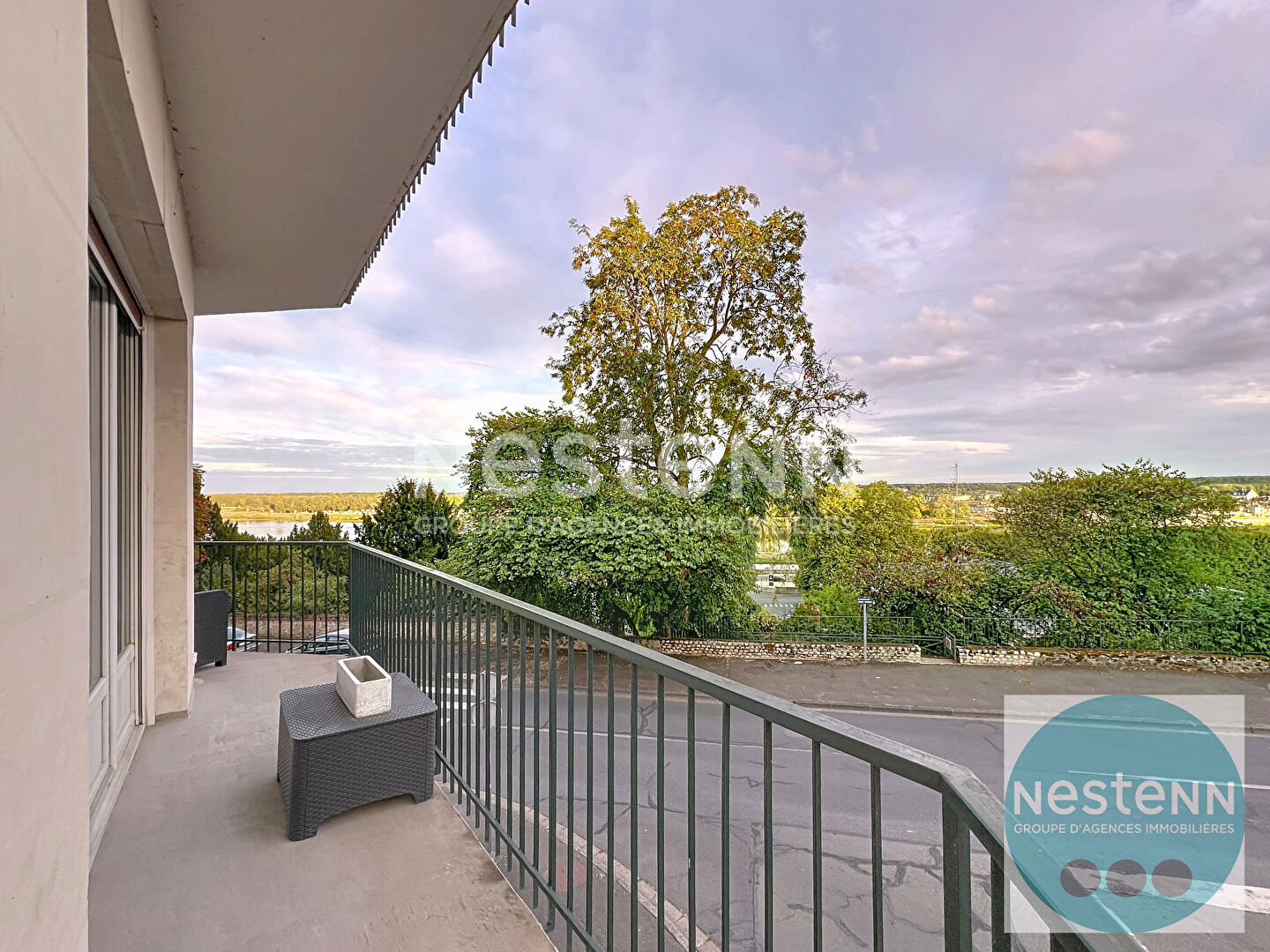 Photo Bel appartement 3 pièces de 63,7 m² au coeur de Blois avec terrasse plein sud, séjour spacieux, chambre, cuisine équipée, cave et place de parking. Proche commerces, université et hôpital. image 5/6