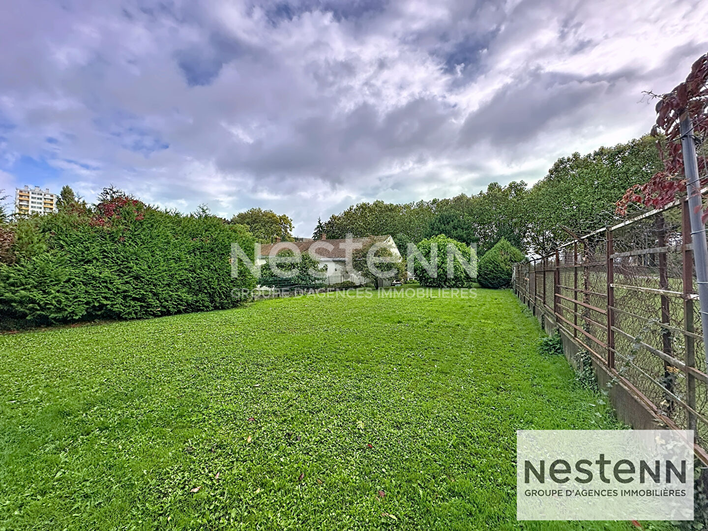 Photo Investisseurs, ne ratez pas cette maison de 340 m² à Blois avec 13 pièces et 8 chambres sur 1 648 m². Idéal pour rénovation, location ou revente. Proche écoles, commerces et transports. image 1/6